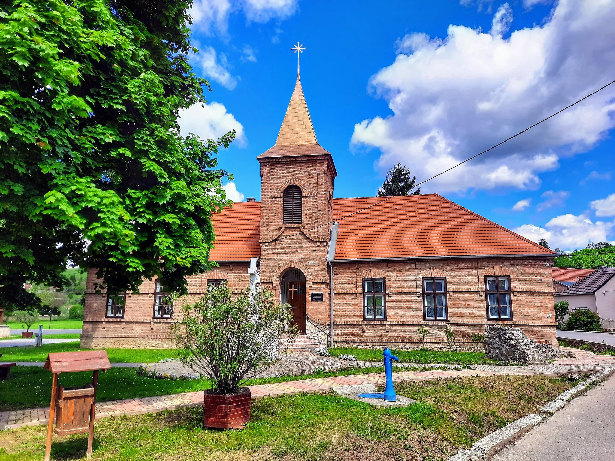 Photo showing: Mecsekpölöske, róm kat templom