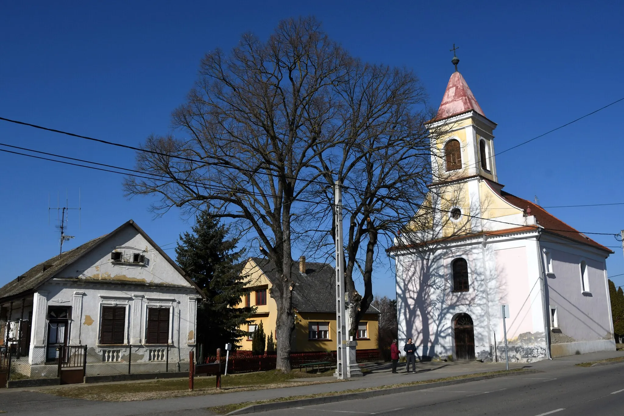 Photo showing: Village center with the Roman Catholic church in Dúzs, Hungary