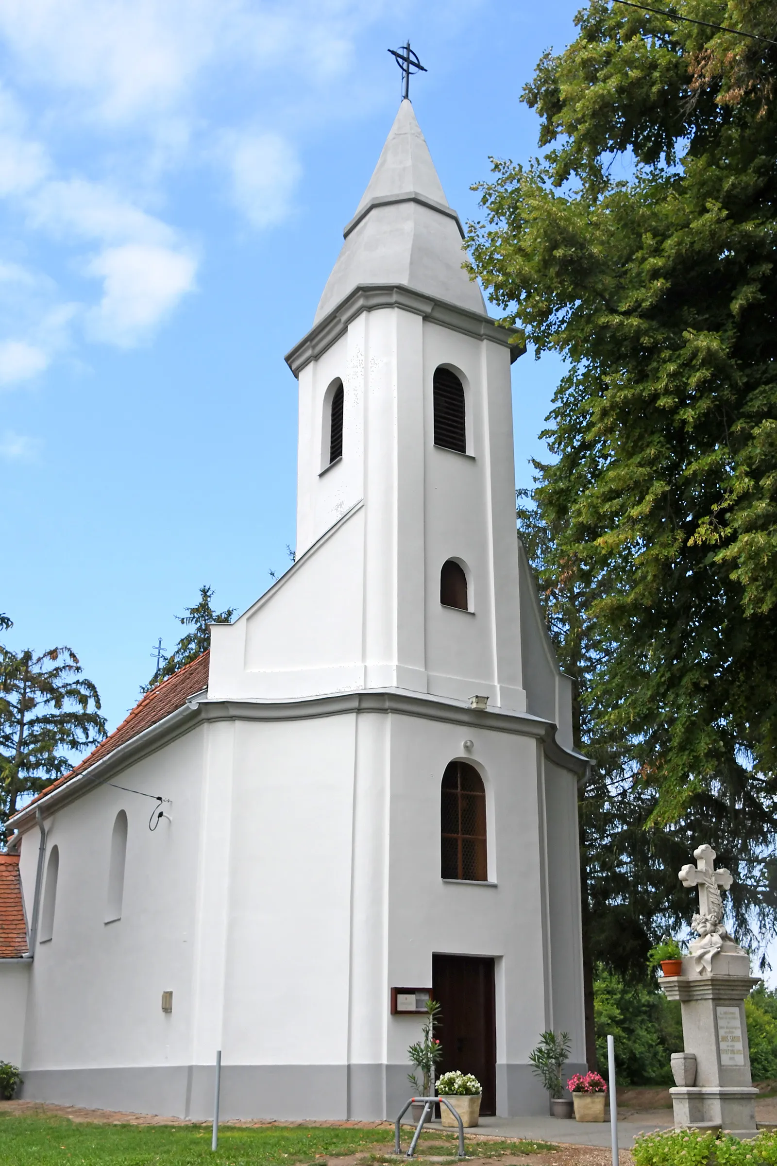 Photo showing: Roman Catholic church in Baté, Hungary