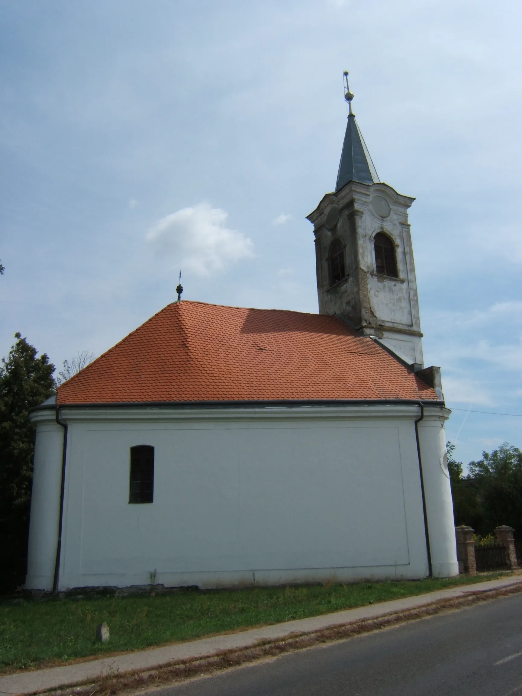 Photo showing: Kiskorpád, háromszögű templom