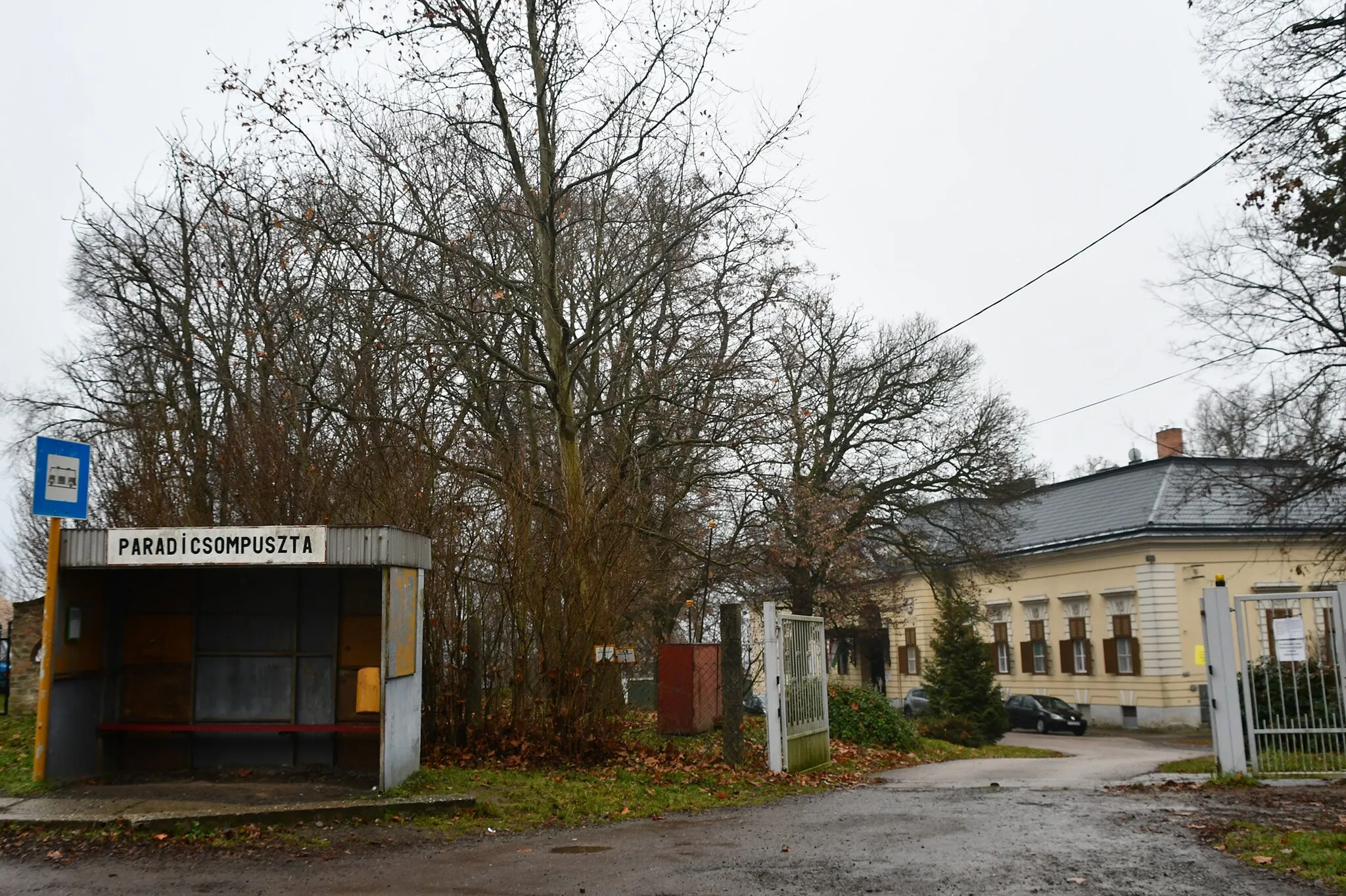 Photo showing: Paradicsompusztai részlet buszmegállóval és a Dőry-kastéllyal