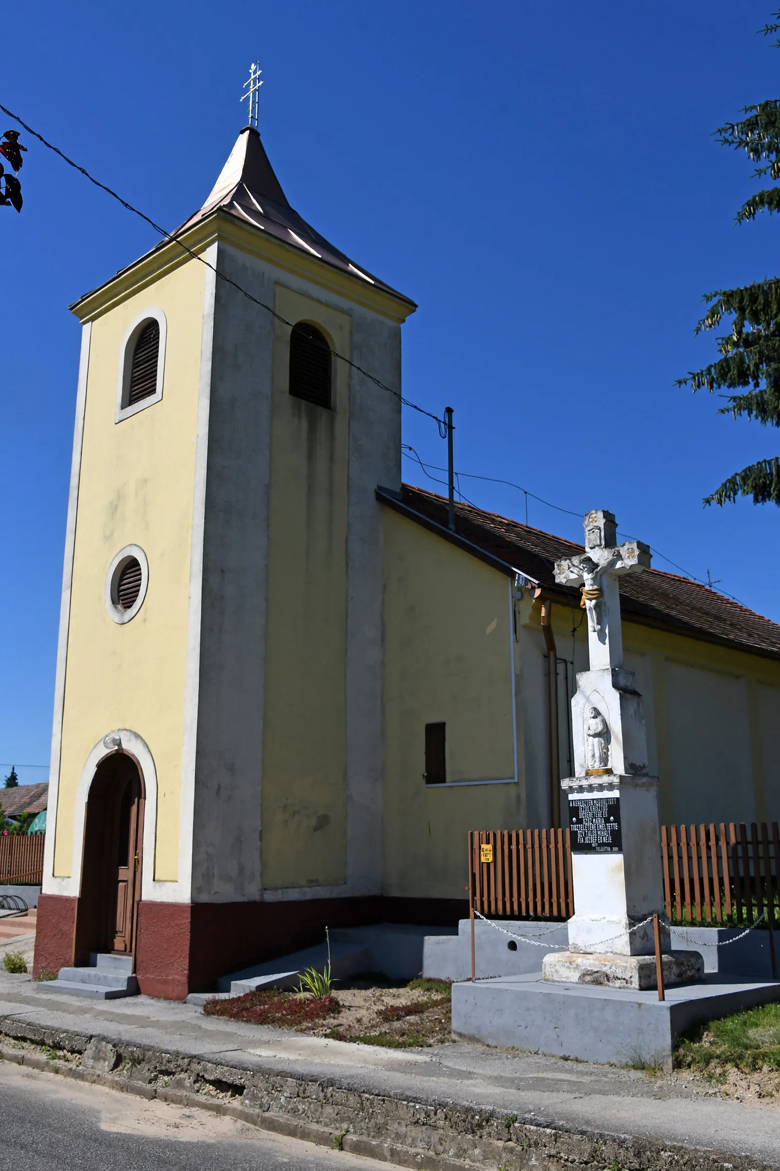Photo showing: Roman Catholic church in Csömend, Hungary