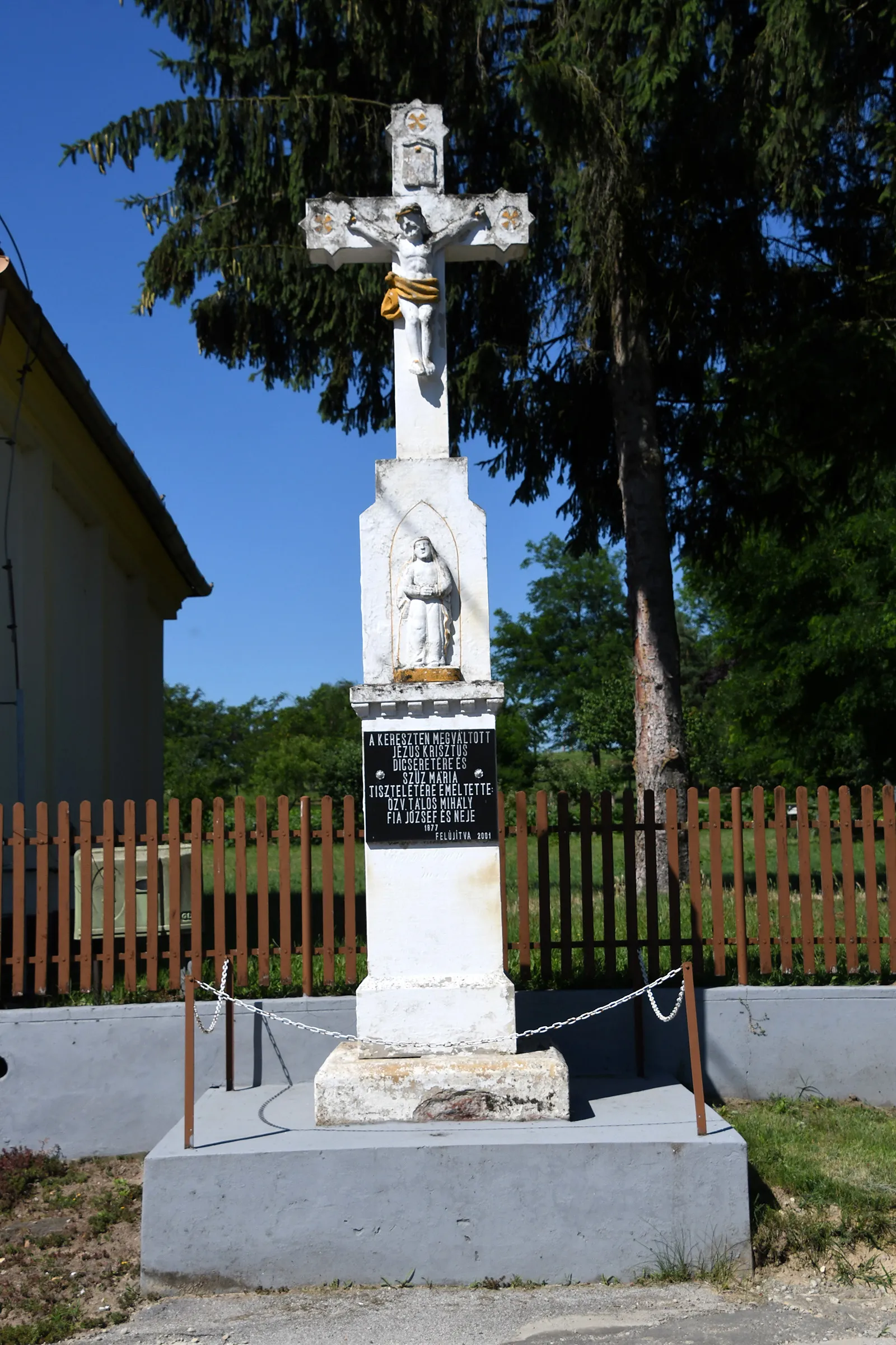 Photo showing: Stone crucifix next to the Roman Catholic church in Csömend, Hungary