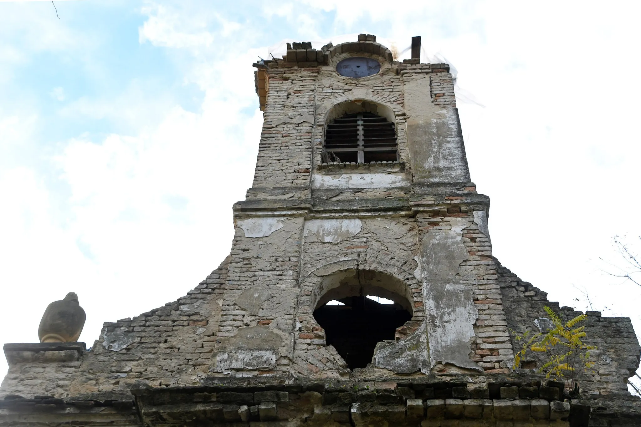 Photo showing: Abandoned Roman Catholic church in Szedres, Hungary