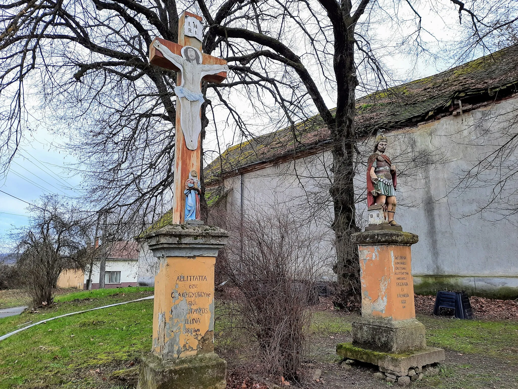 Photo showing: Kisvaszar, kereszt, templom