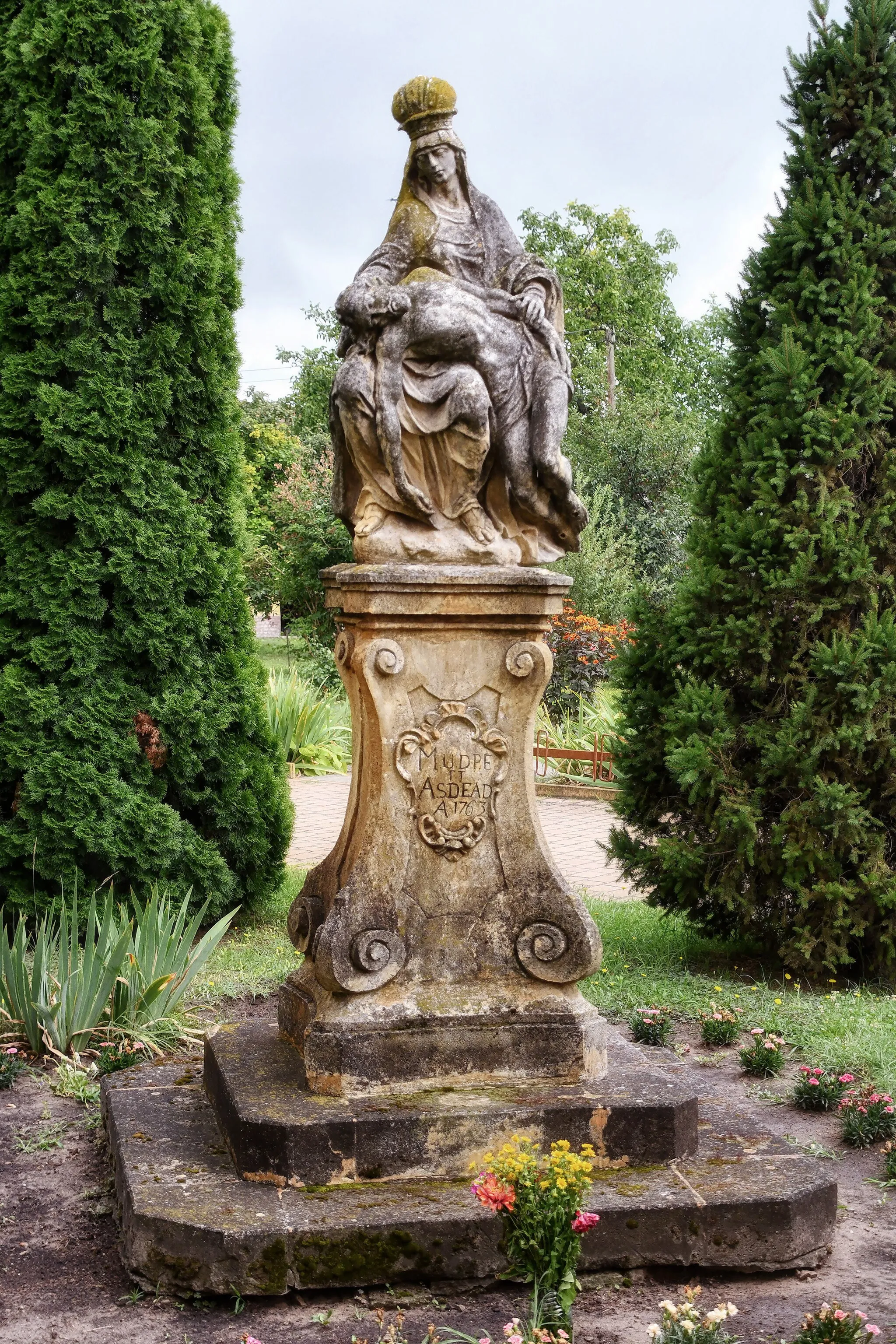 Photo showing: Pietà sculpture in Izsák, Bács-Kiskun County, Hungary