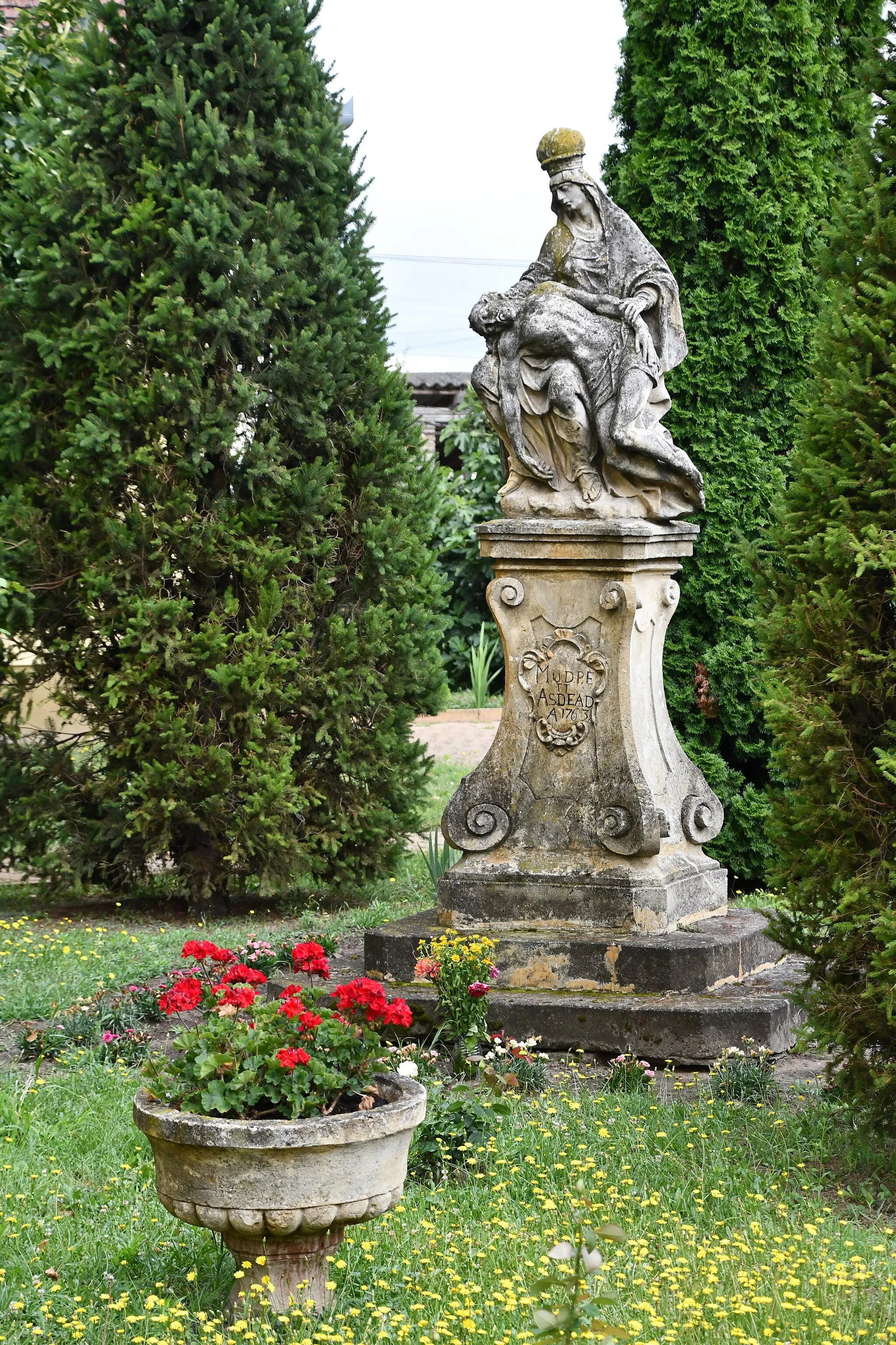 Photo showing: Pietà sculpture in Izsák, Bács-Kiskun County, Hungary