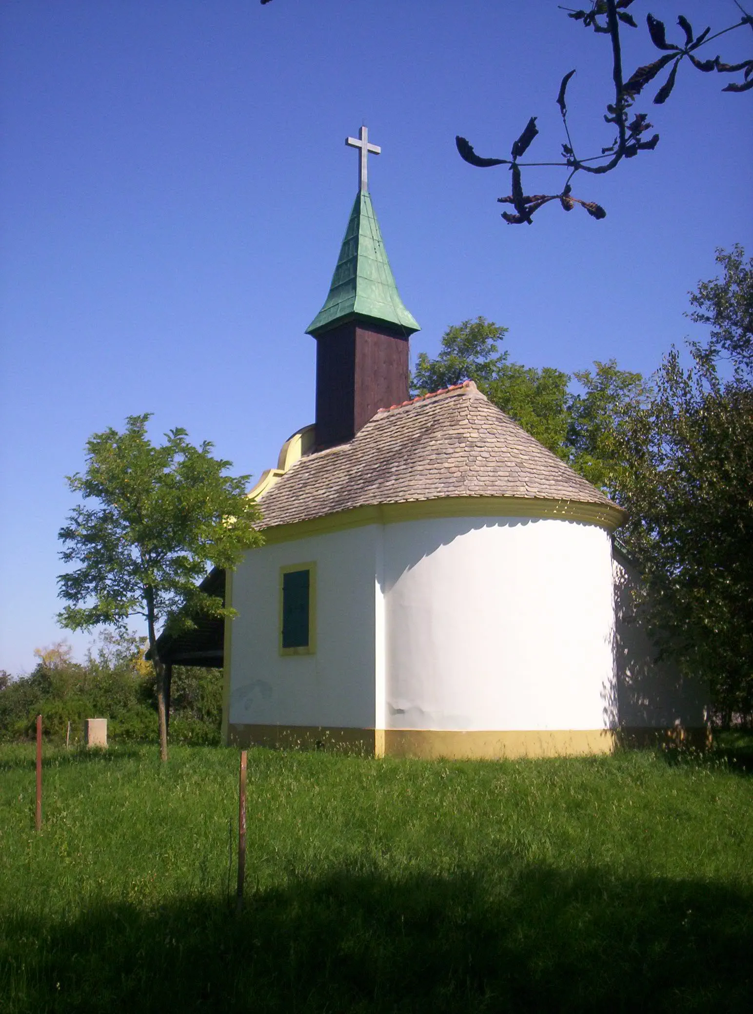 Photo showing: A sükösdi Szent Anna-kápolna. 1747-ben engesztelésül emeltette Pocskai Gergely érseki erdőkerülő, aki állítólag egy vadászaton véletlenül agyonlőtte a kislányát. – photo taken by uploader User:Csanády in 2006.