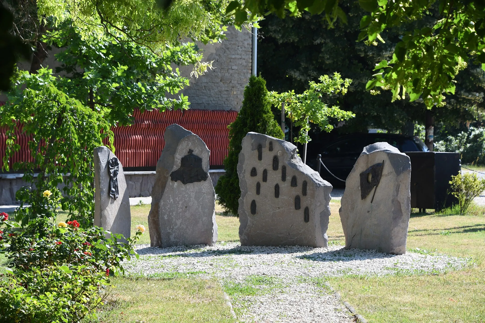 Photo showing: Monument to the national holidays of Hungary in Sükösd