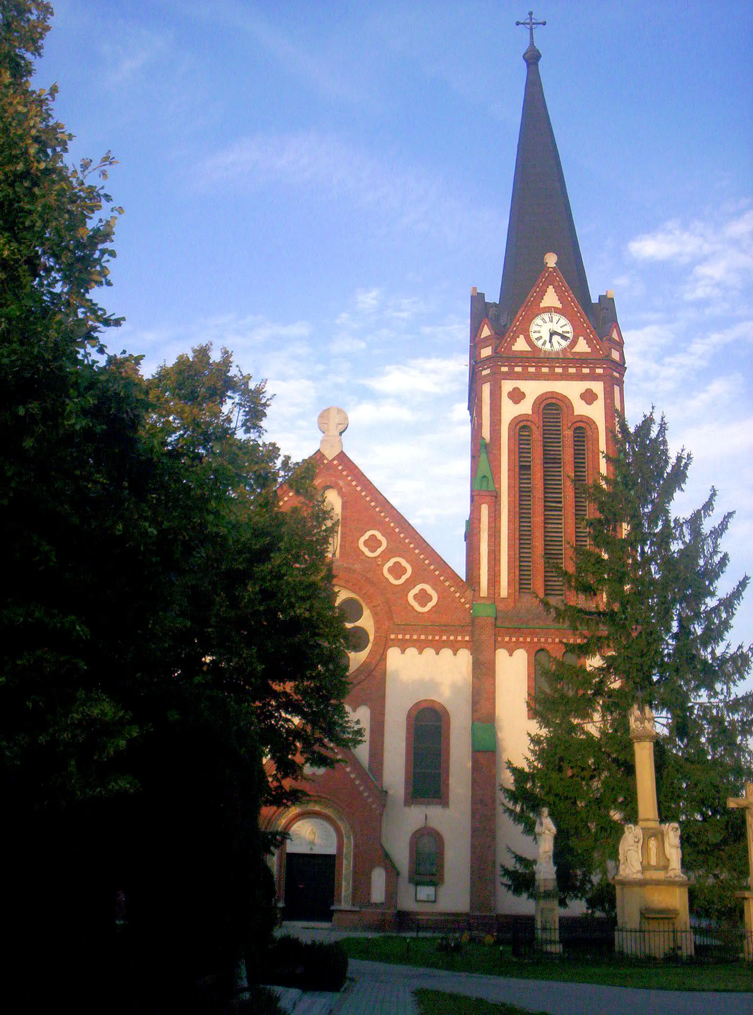 Photo showing: A fajszi, Szent István király tiszteletére emelt templom. Épült neoromán stílusban, 1910-ben. – photo taken by uploader User:Csanády in 2006.