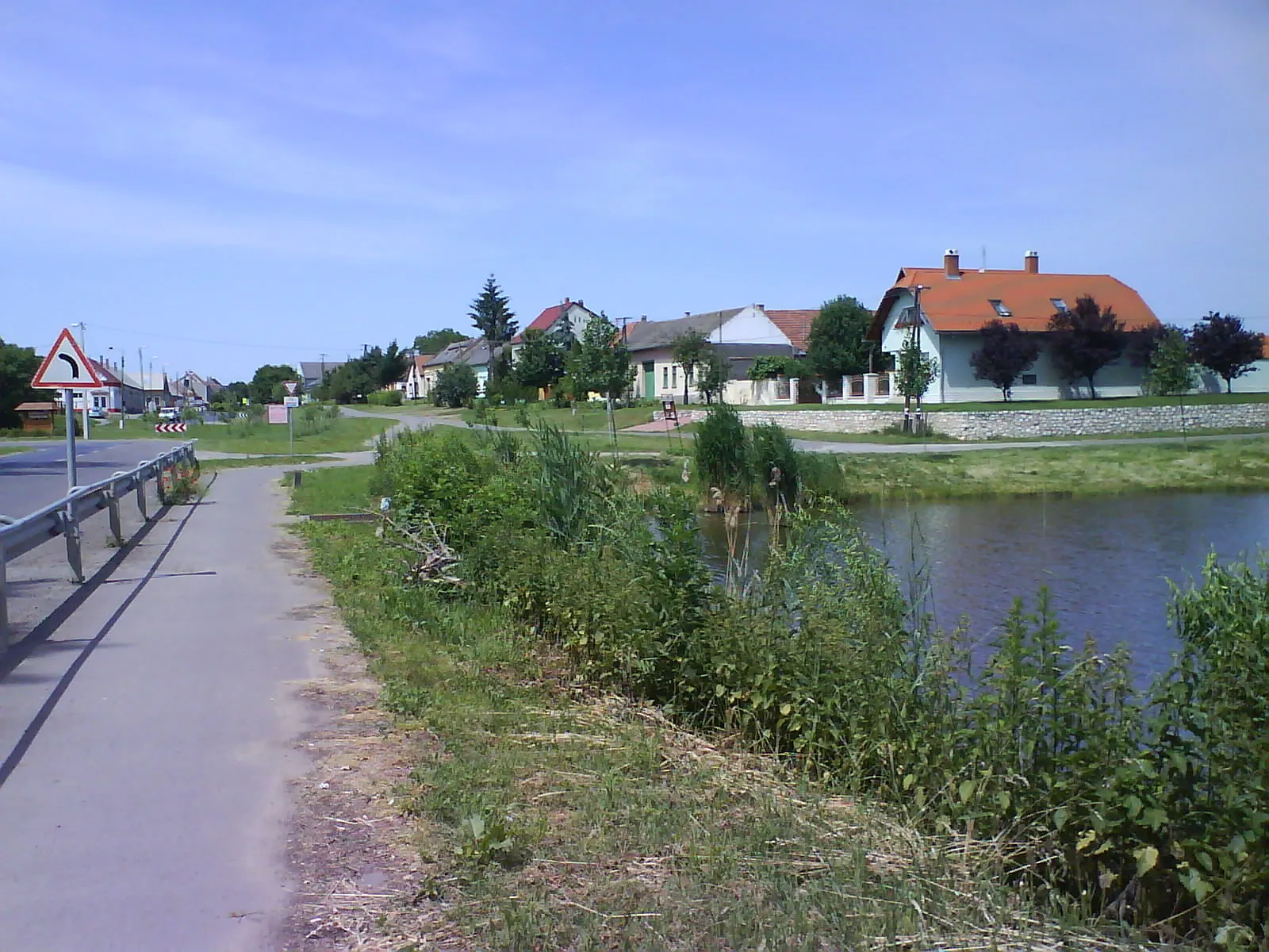 Photo showing: The view of the Hungarian village of Csávoly with Lake Bara in the foreground, June 2008.