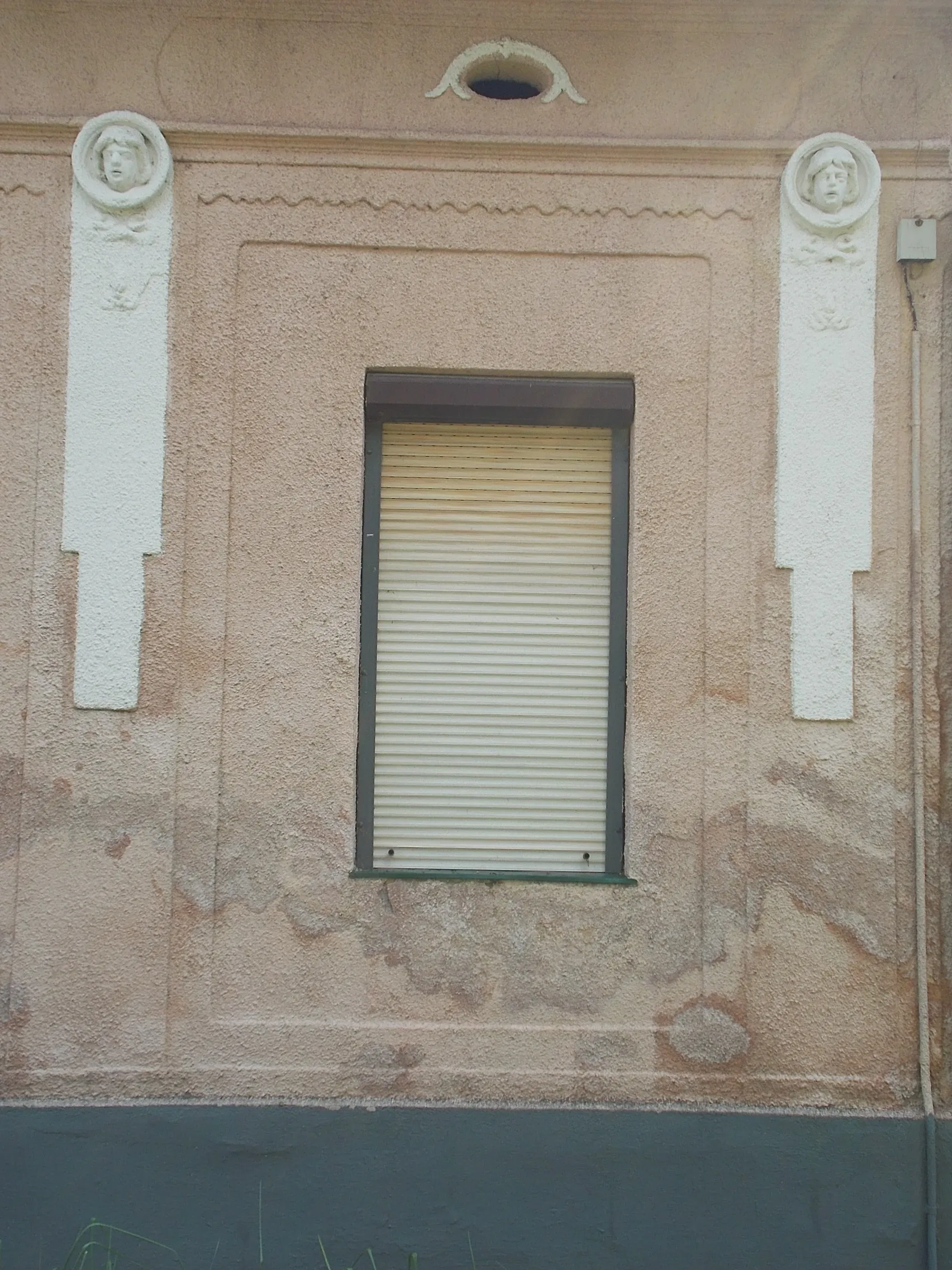 Photo showing: : Window. - Pazmany Square, Ujvaros neighborhood, Szekszárd, Tolna County, Hungary.
