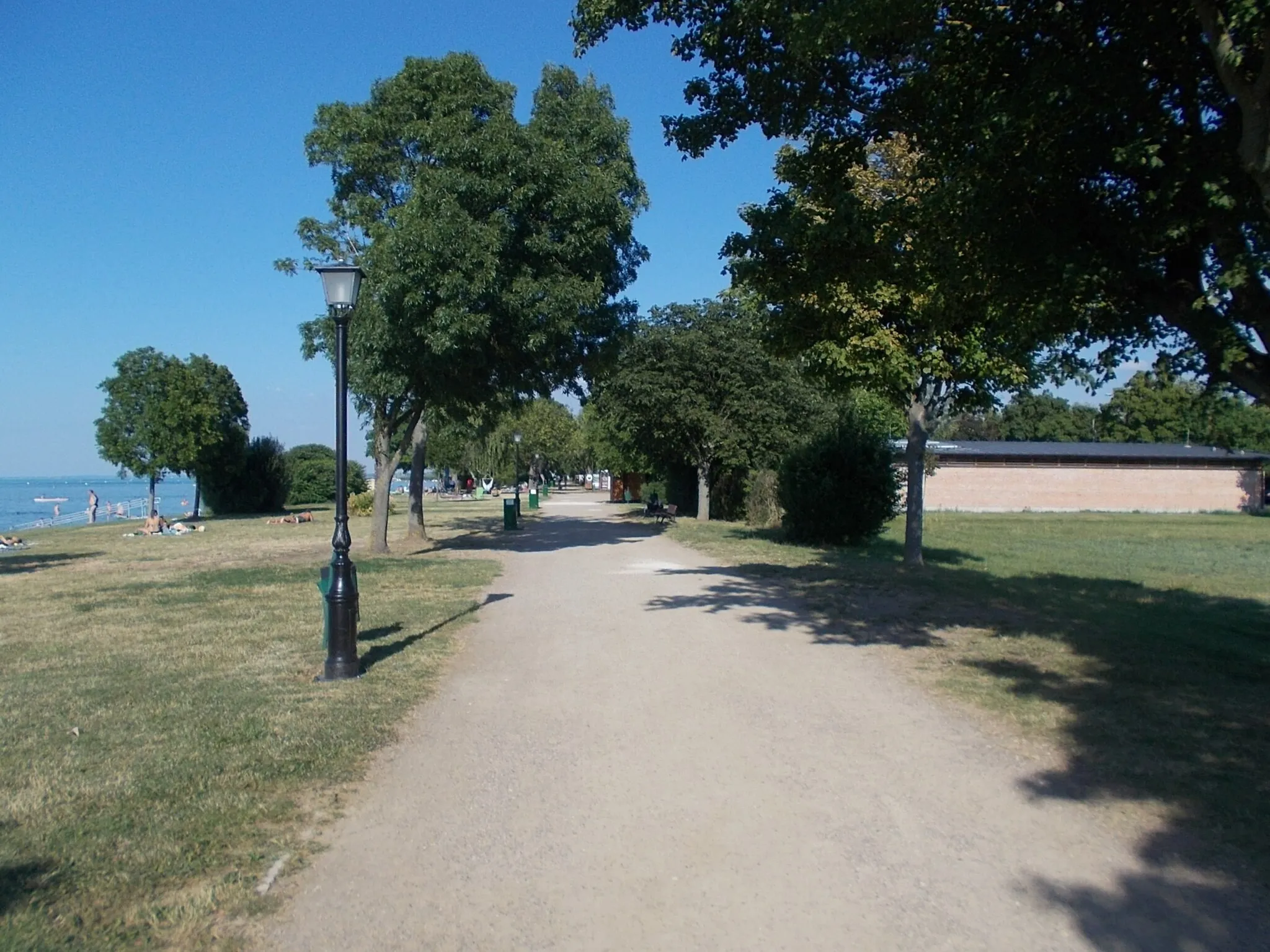 Photo showing: Promenade between Csokonai Alley and Zöldfa Street - Margó Ede Promenade/esplanade, free beach of Zamárdi, Somogy County, Hungary.