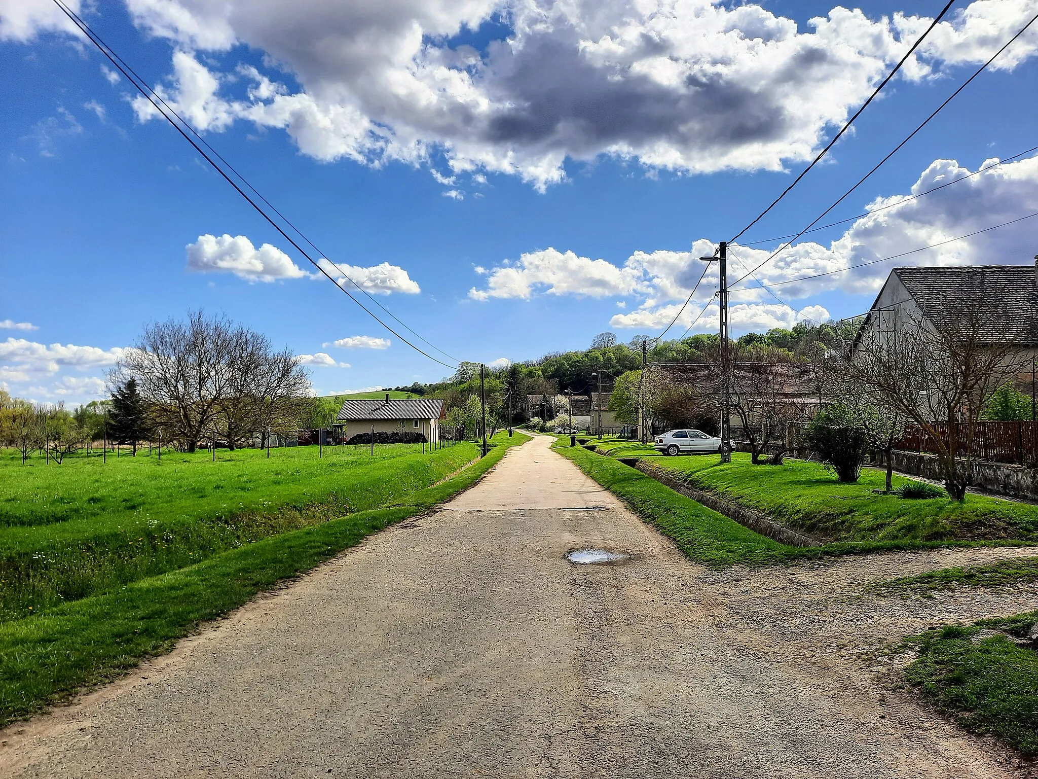 Photo showing: Apátvarasd, a Fő utca