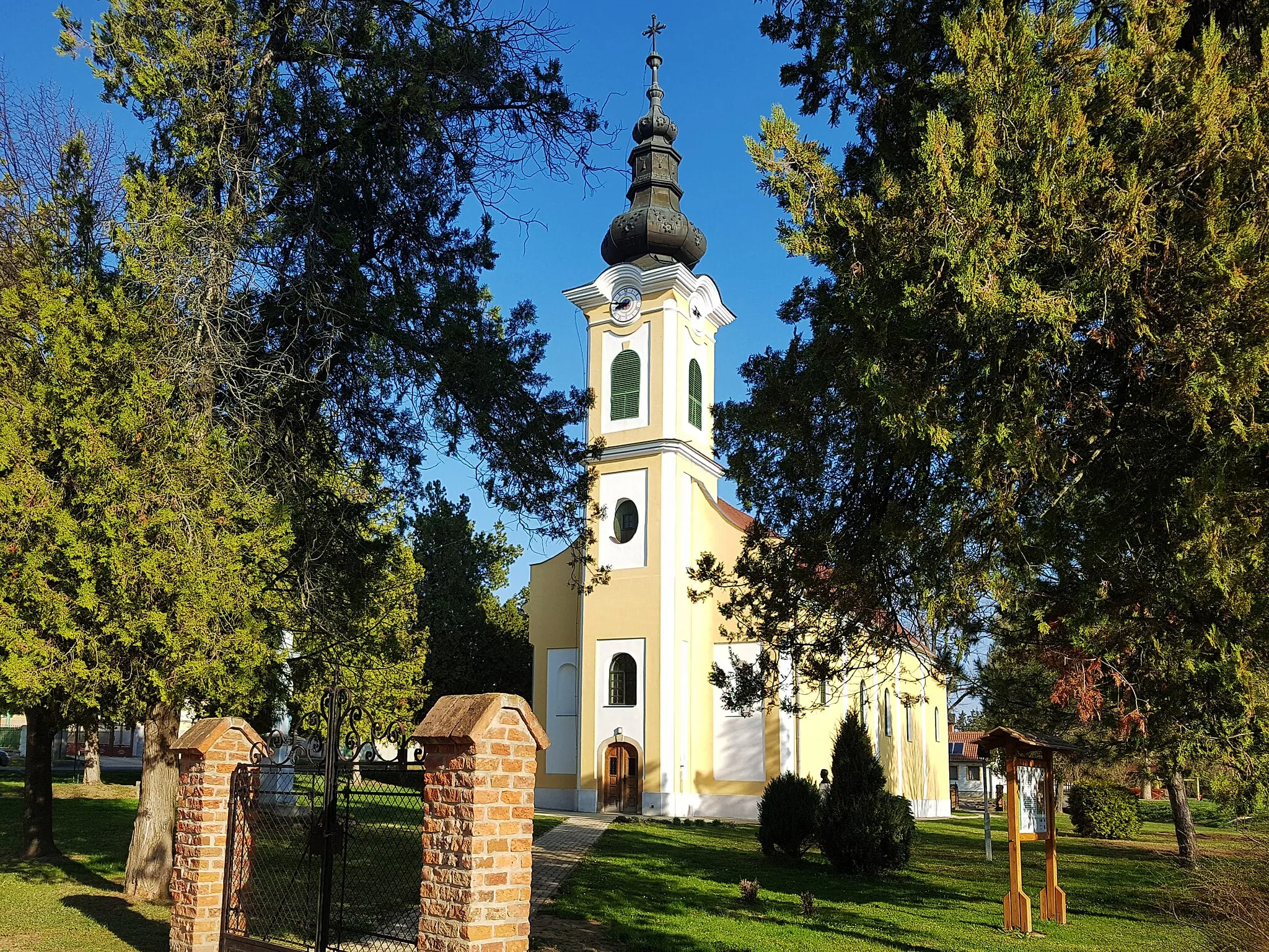 Photo showing: Feked, Szentháromság római katolikus templom