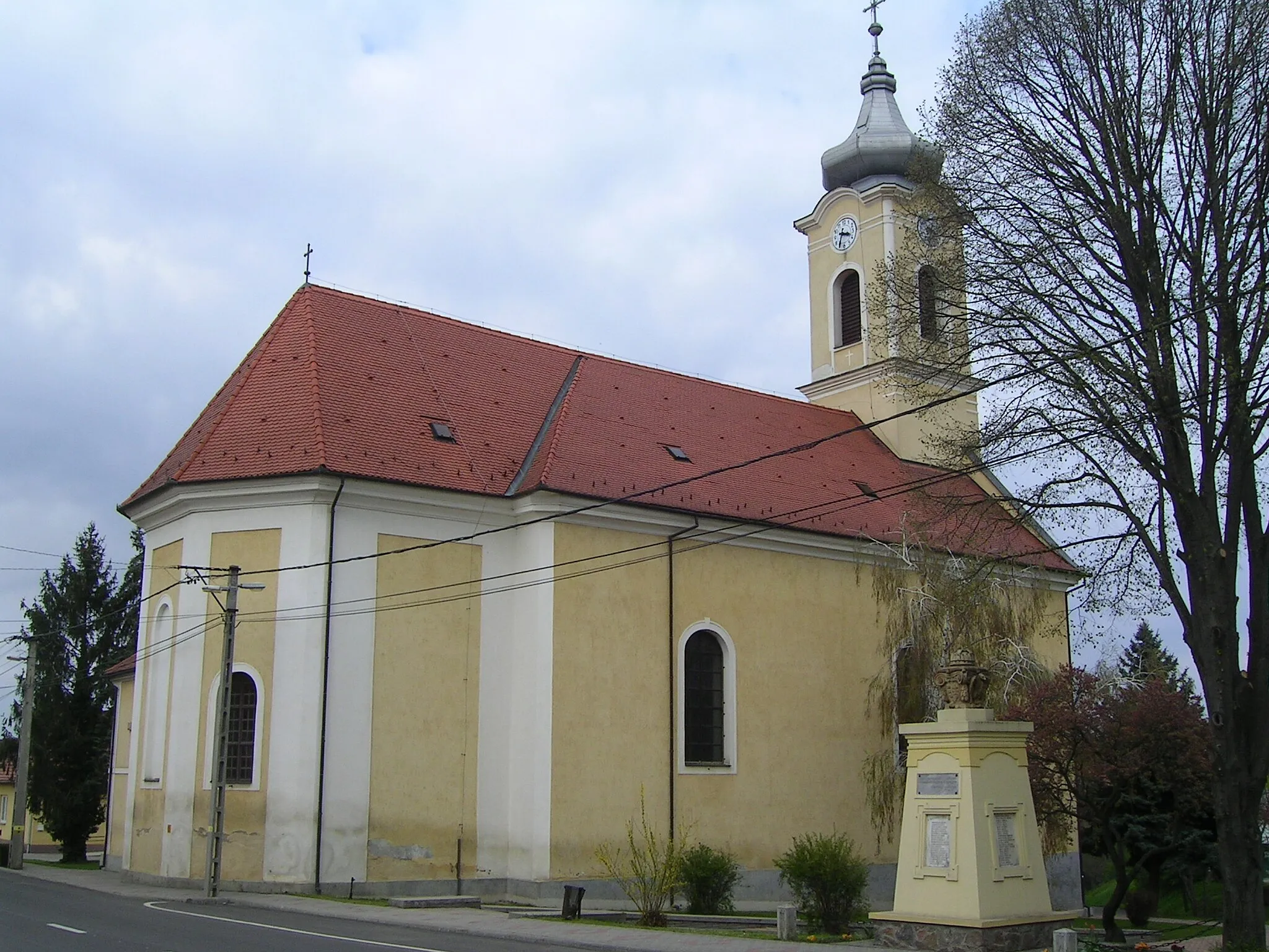 Photo showing: Roman catholic church in Somberek, Hungary