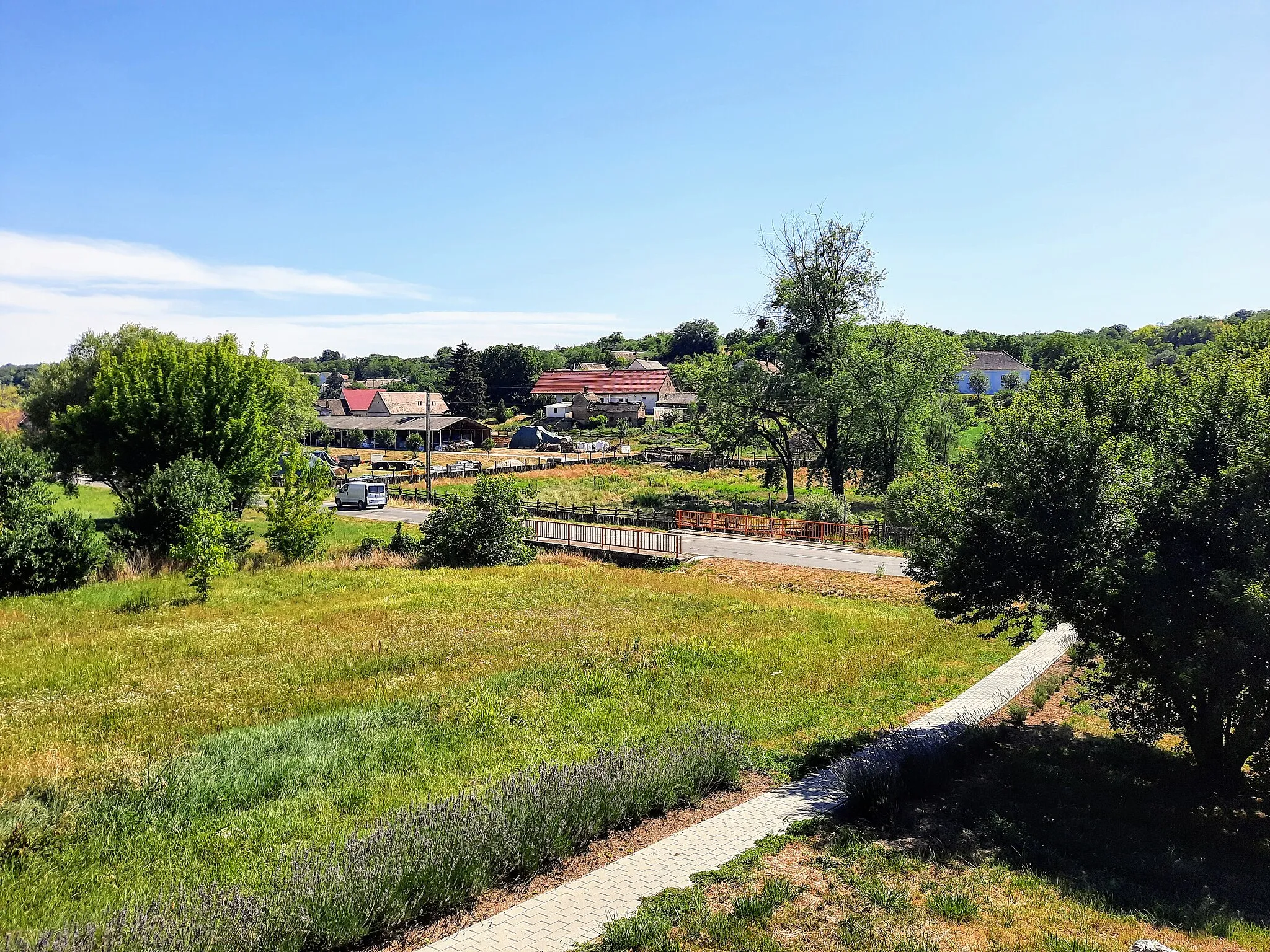 Photo showing: Székelyszabar, híd, járda