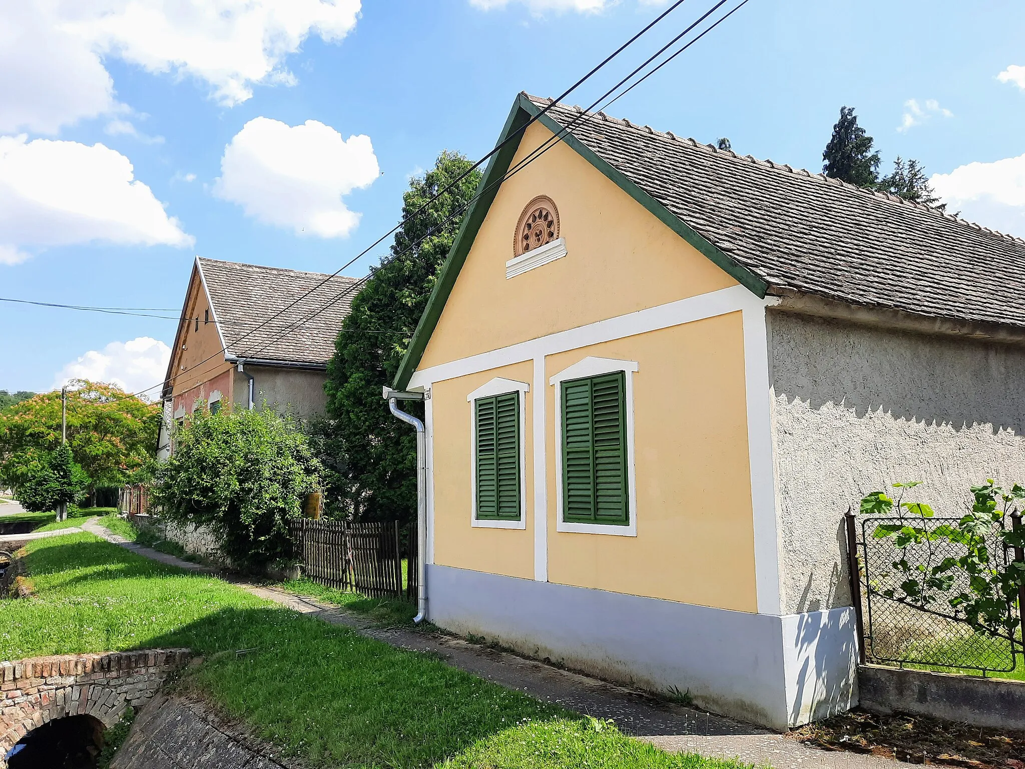 Photo showing: Erdősmárok, szépen festett homlokzat