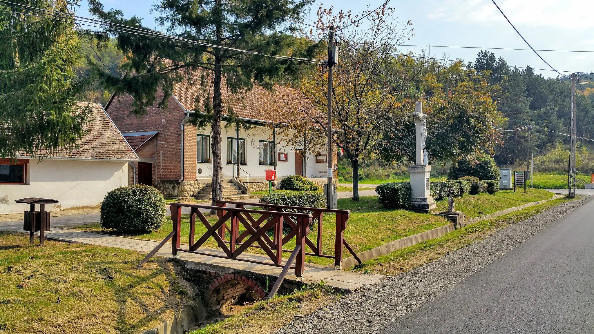 Photo showing: Fazekasboda, kultúrközpont és kőkereszt