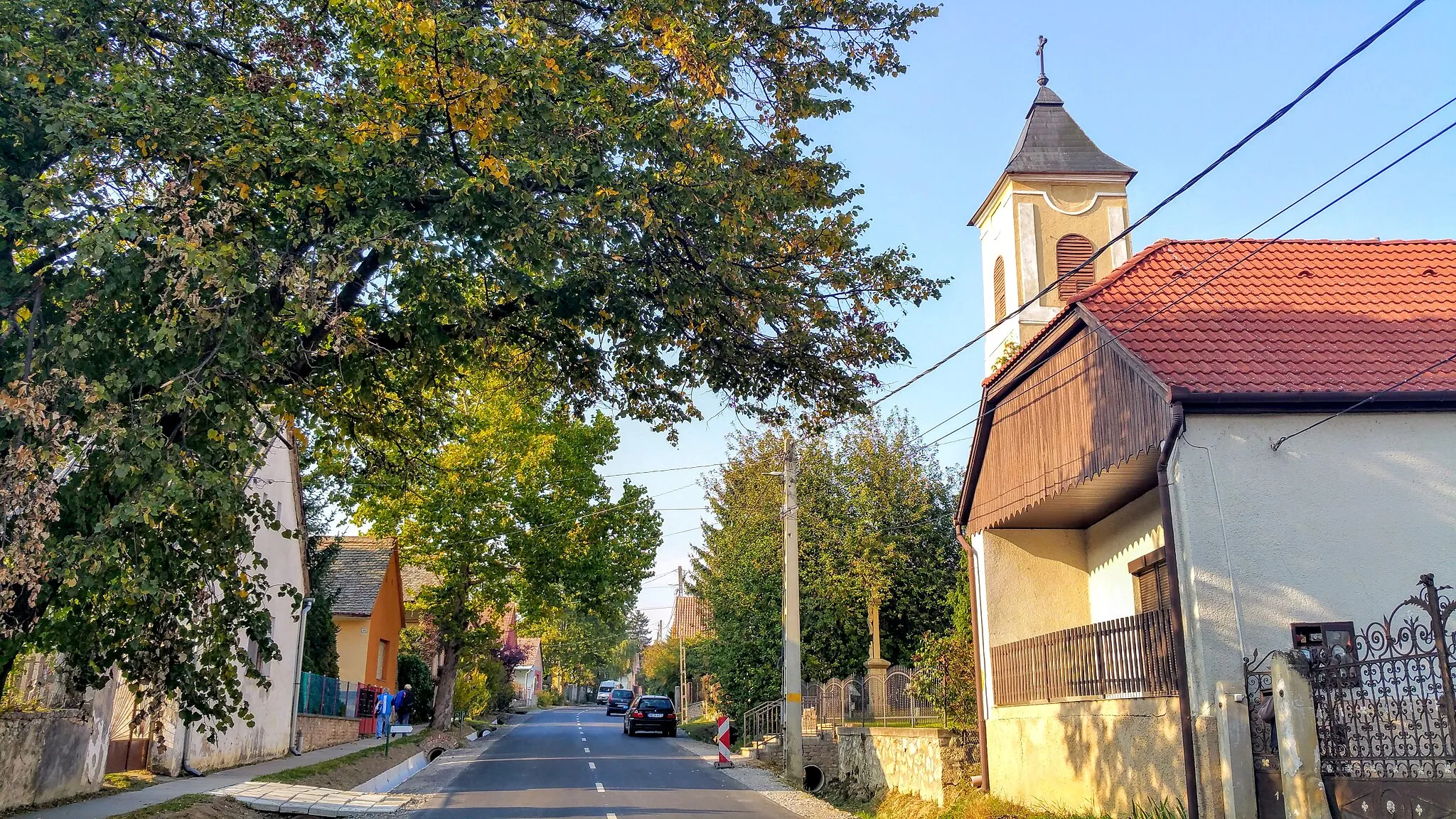 Photo showing: Nagypall, Szabadság utca a templommal