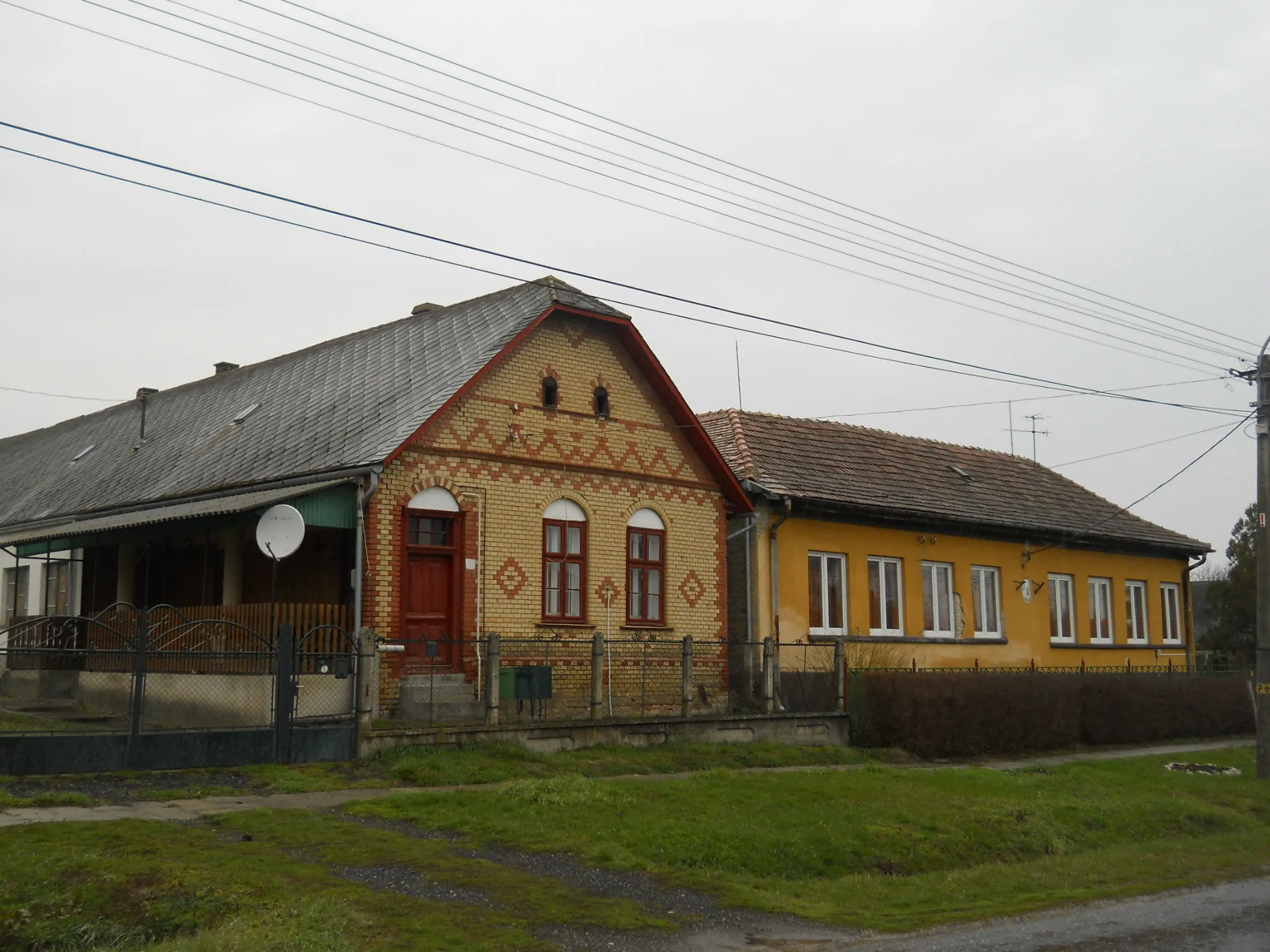 Photo showing: Sáregres - Kossuth Lajos utca - részlet