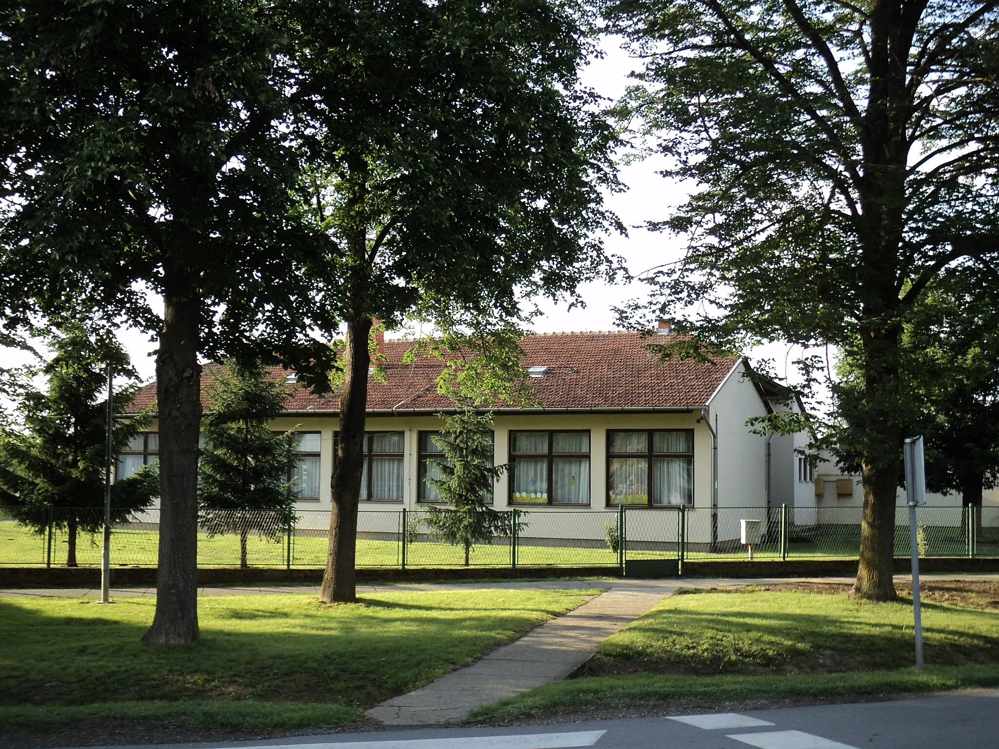 Photo showing: Elementary school in Marijanci.