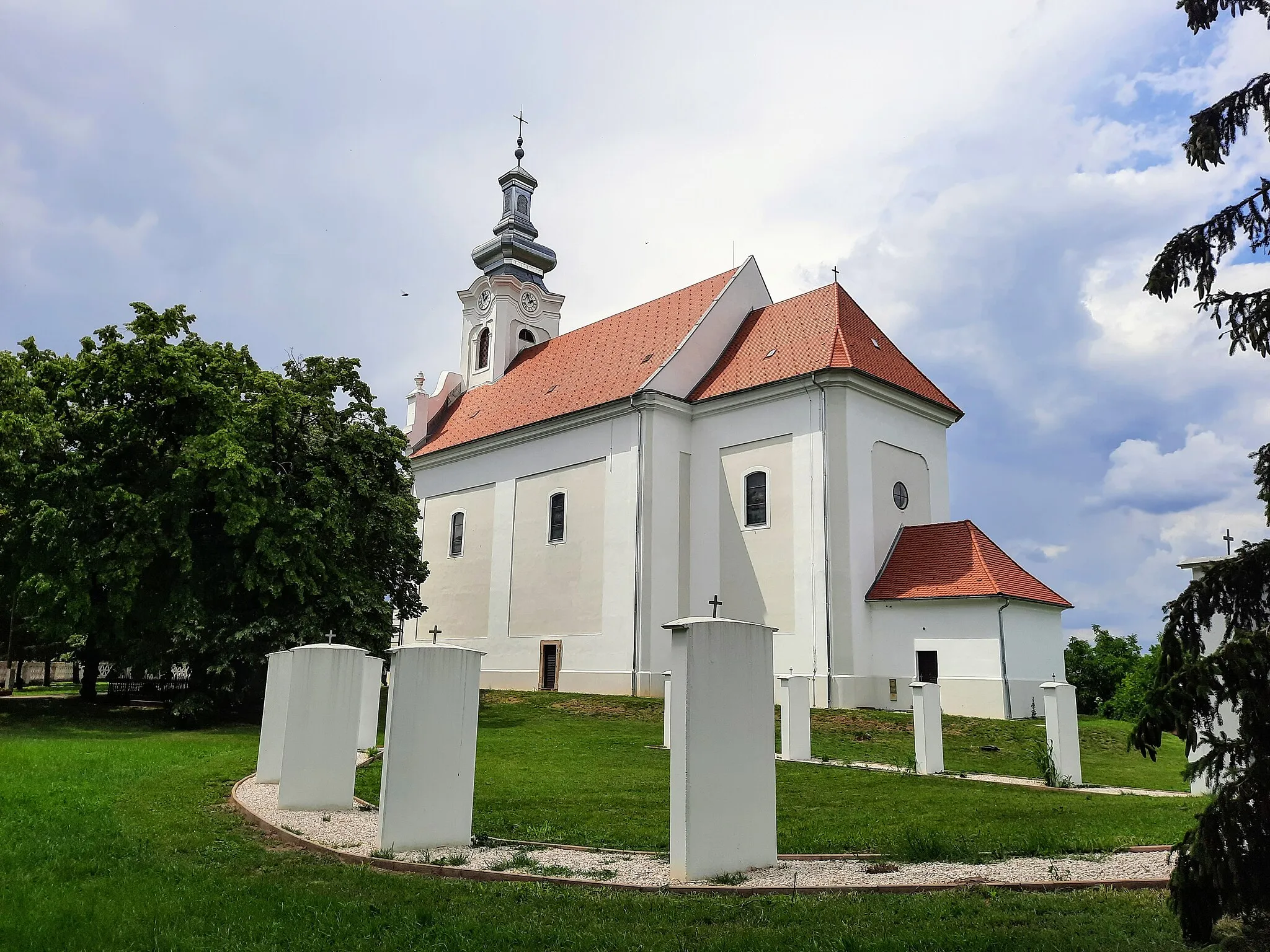 Photo showing: Nagynyárád, kálvária és templom