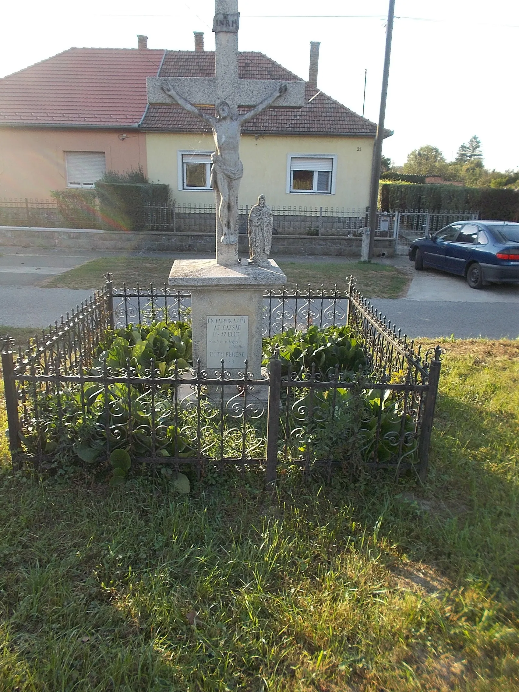 Photo showing: : Póth cross (1984) Wayside cross. Text on base: (John the Gospel Chapter 14 Verse 6). - Köztársaság street (Route 61), Dombóvár, Tolna County, Hungary.