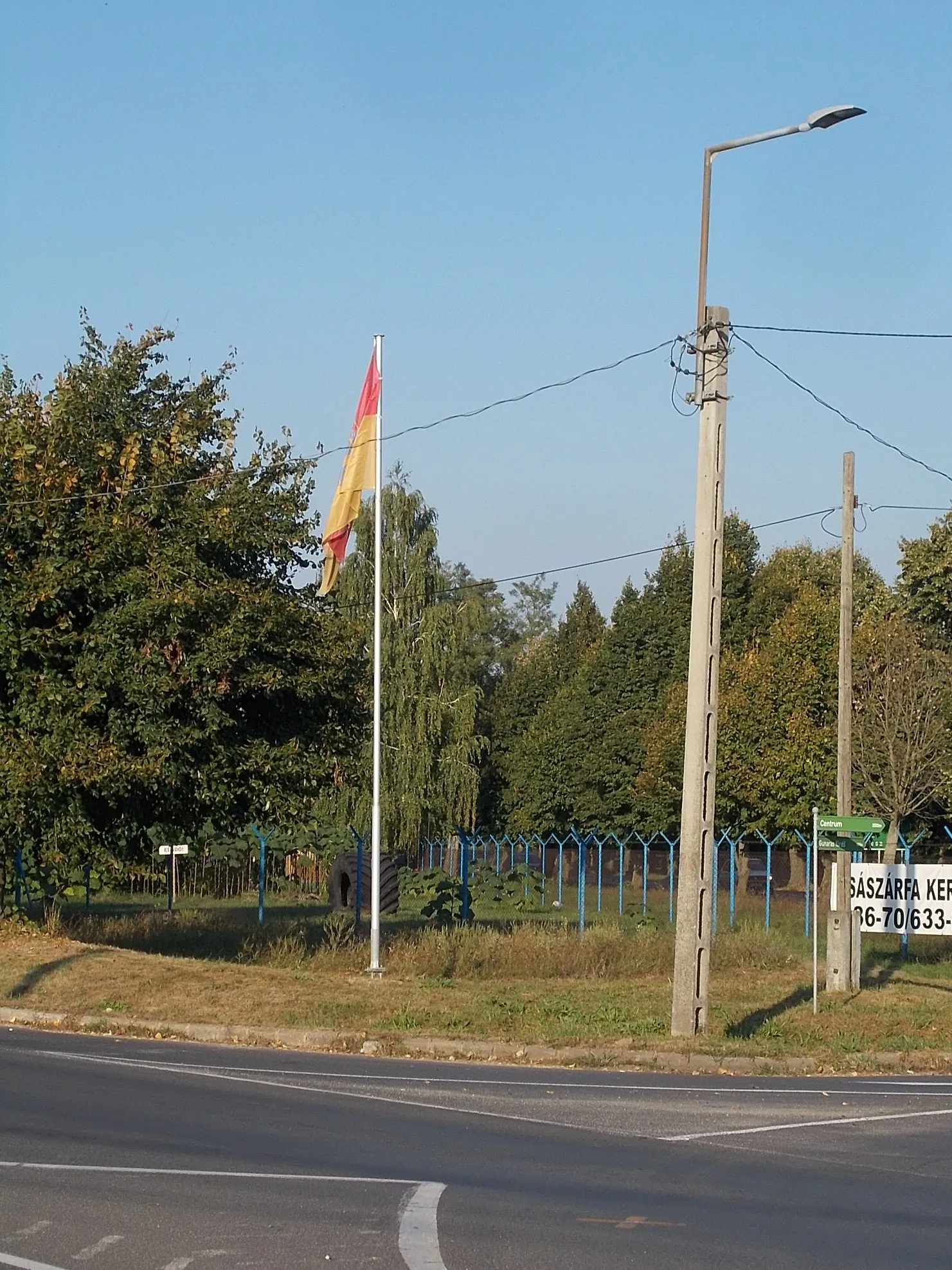 Photo showing: : Flag of the City at Köztársaság street (Route 61) Gunaras neighborhood junction, Dombóvár, Tolna County, Hungary.