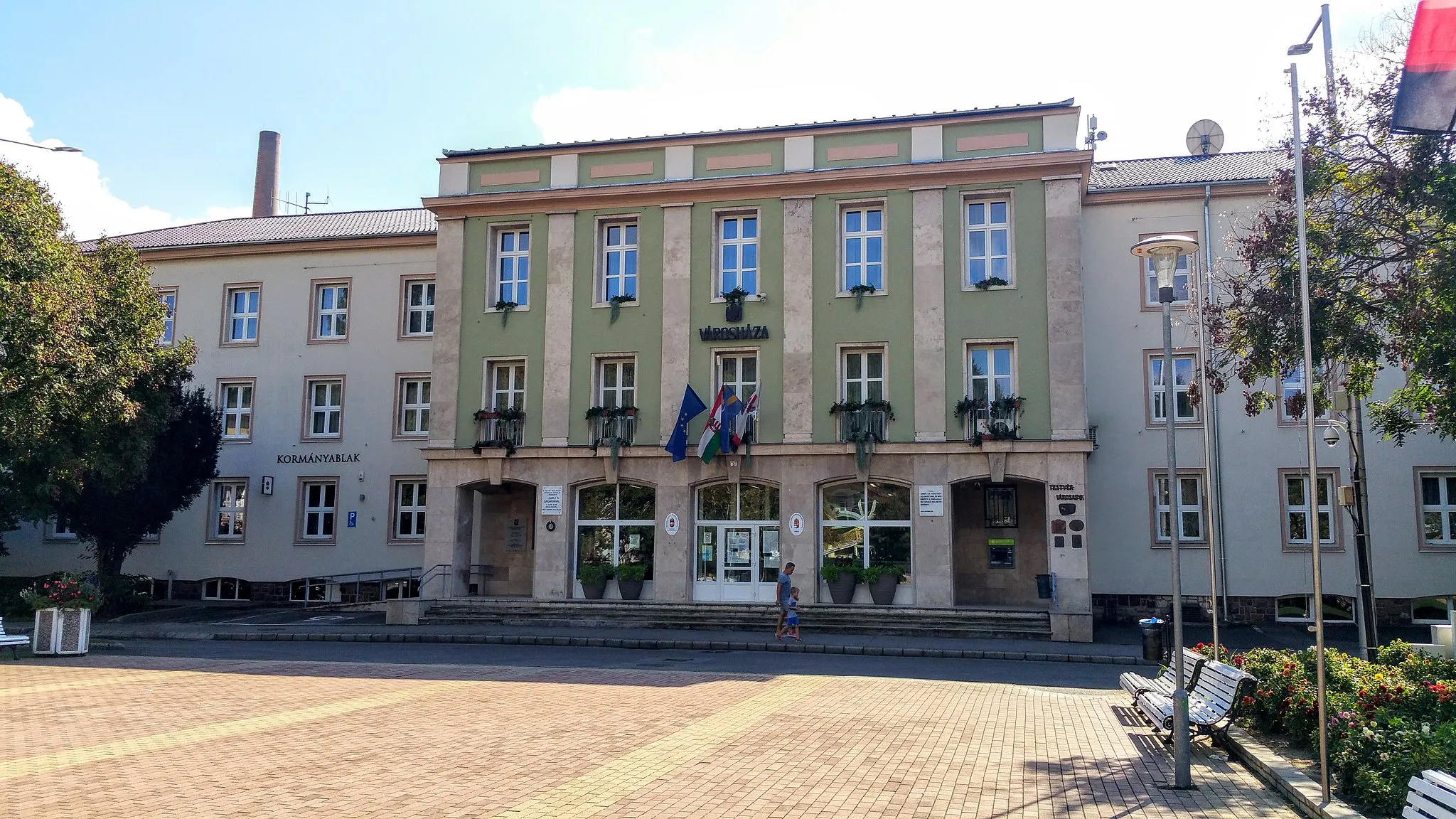 Photo showing: Komlói Városháza