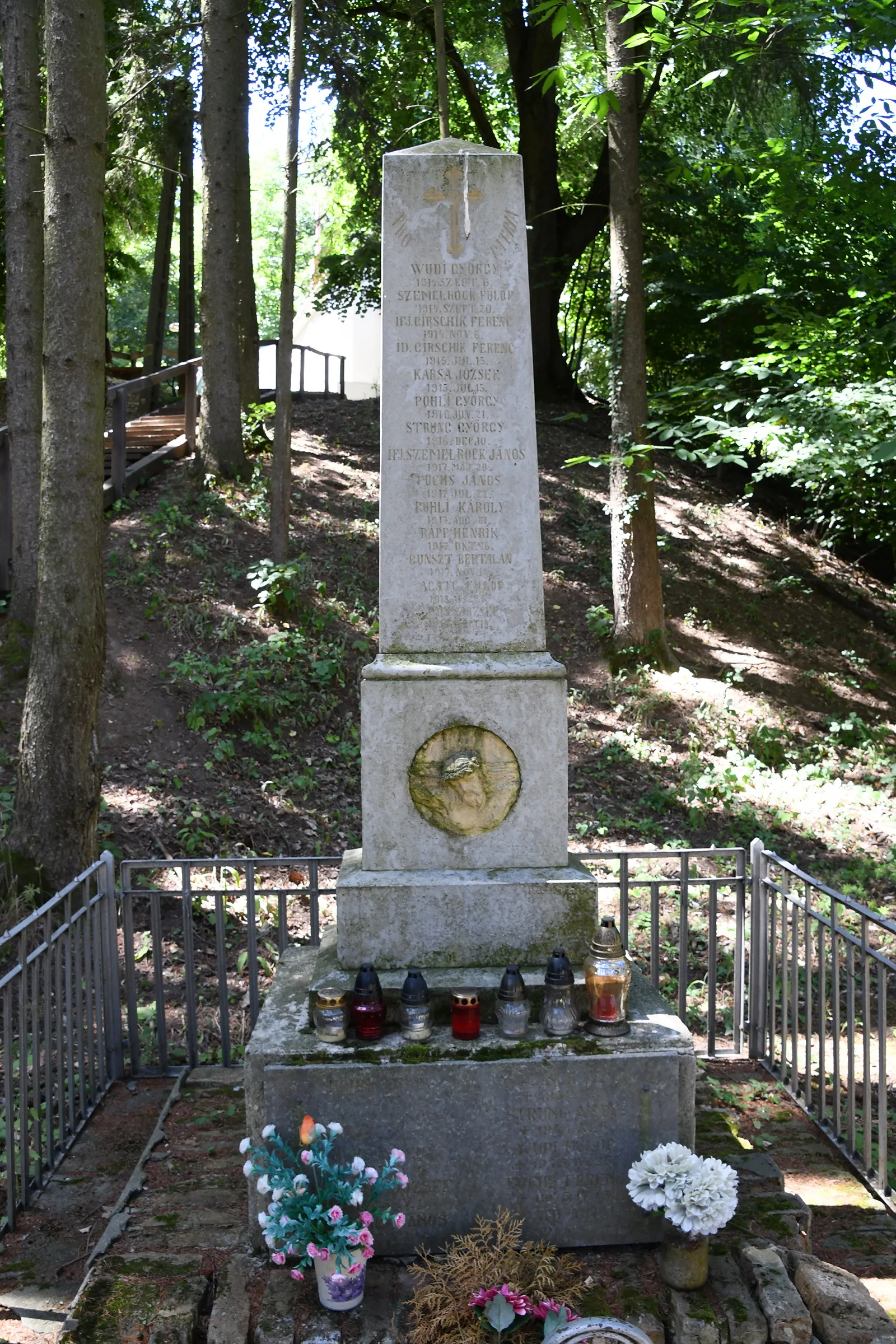 Photo showing: World Wars memorial in Kisújbánya, Hosszúhetény, Hungary