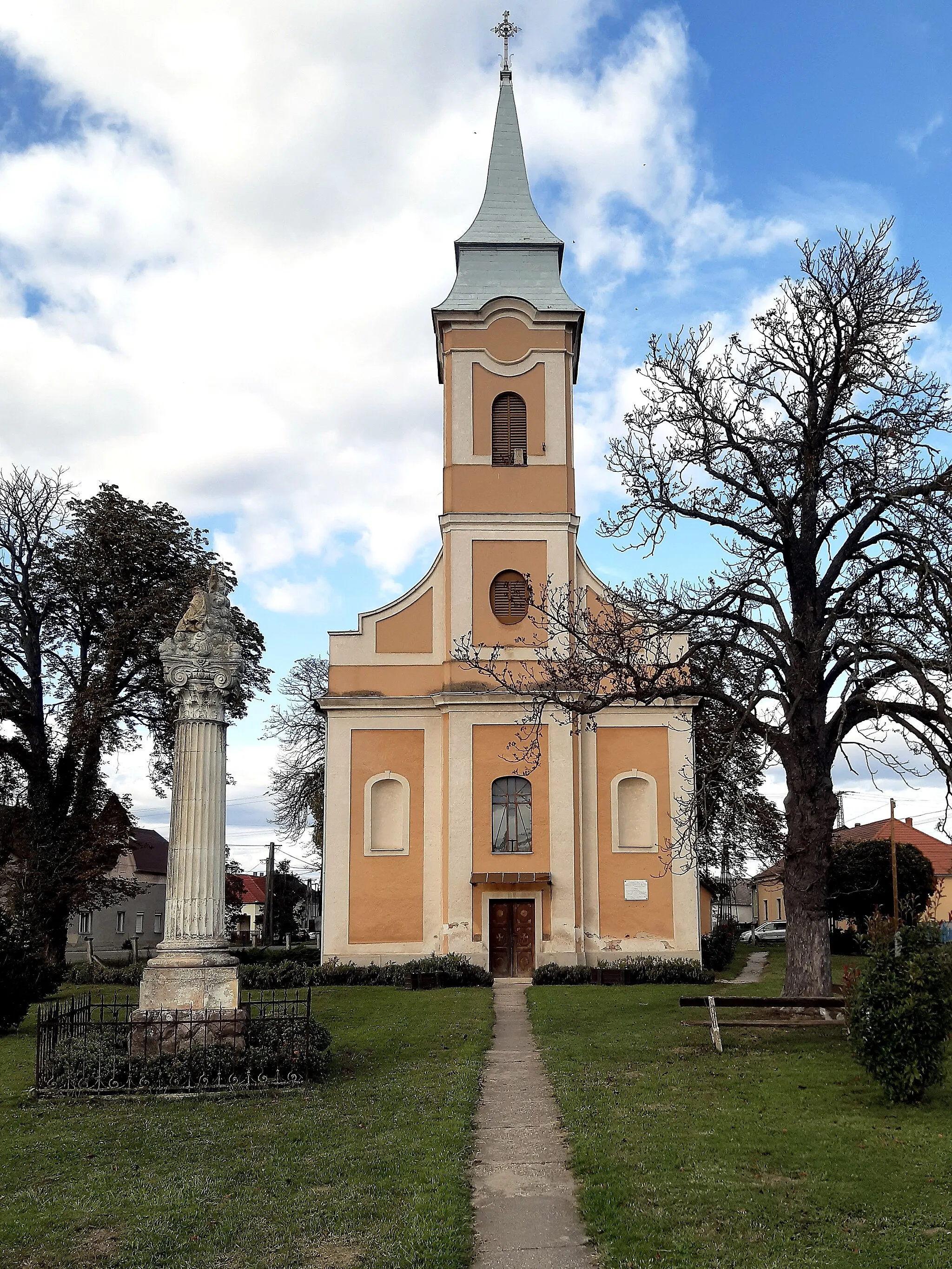 Photo showing: Királyegyházai római katolikus templom, előtte Szentháromság-szobor