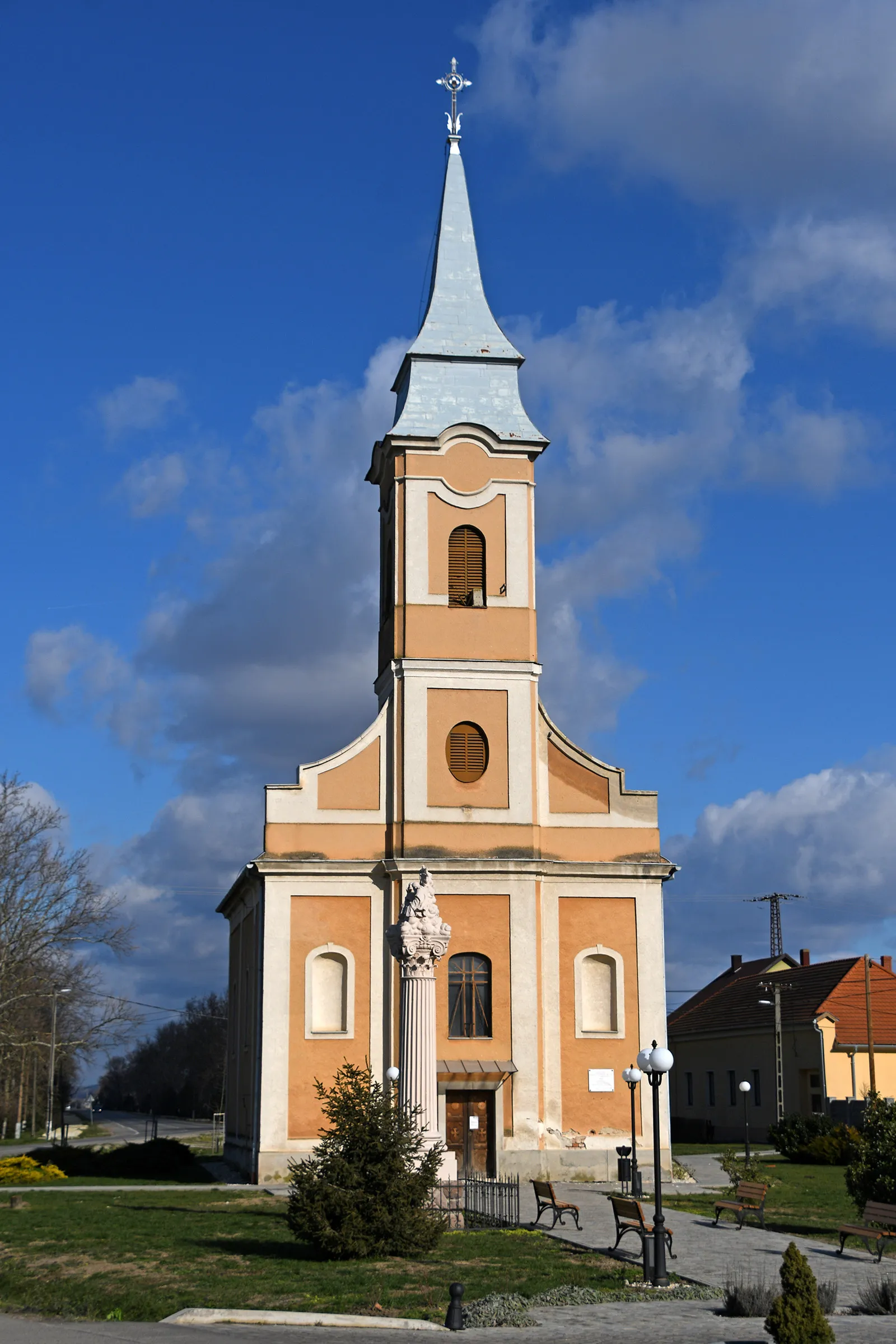 Photo showing: Roman Catholic church in Királyegyháza, Hungary