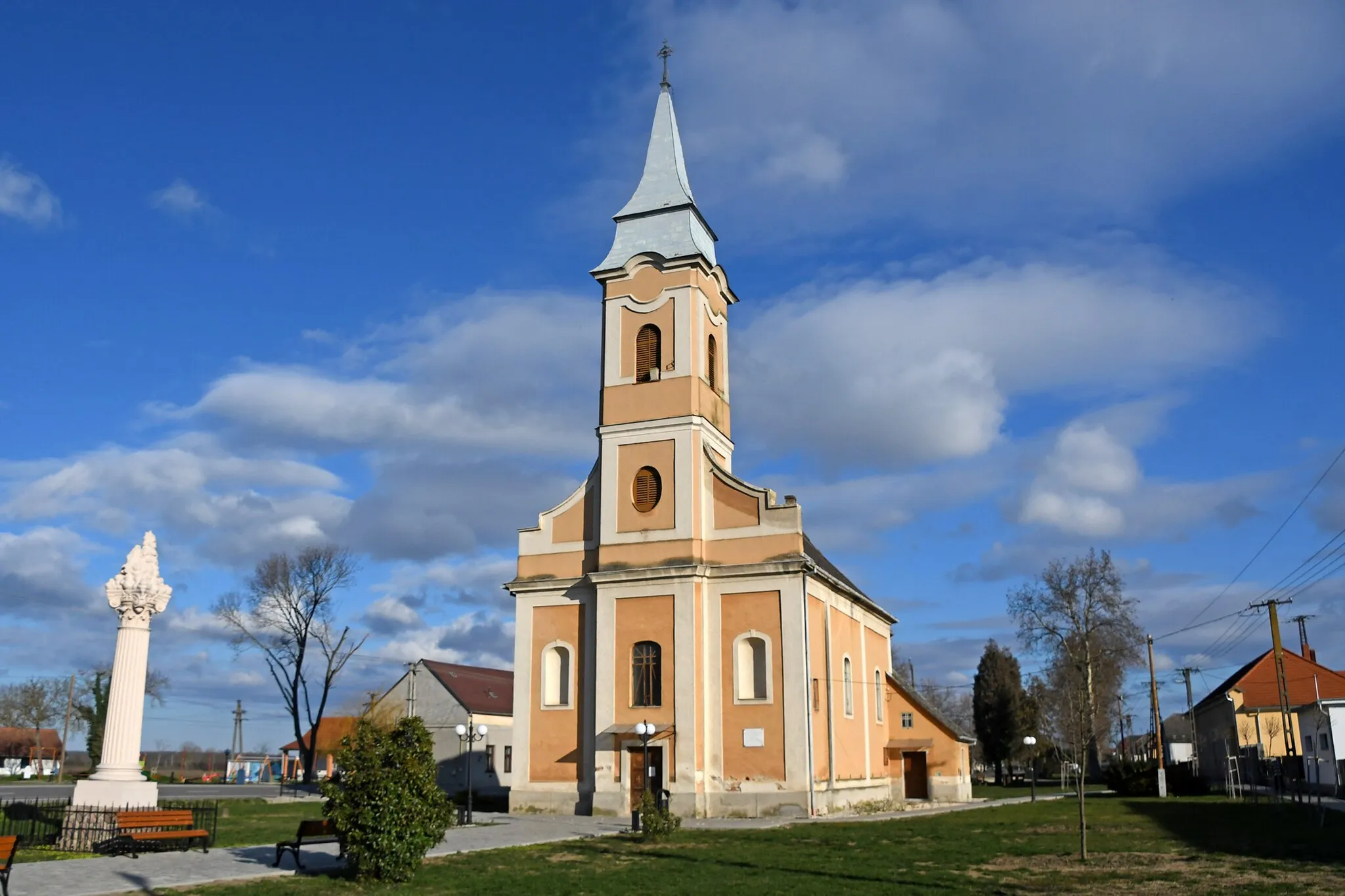 Photo showing: Roman Catholic church in Királyegyháza, Hungary
