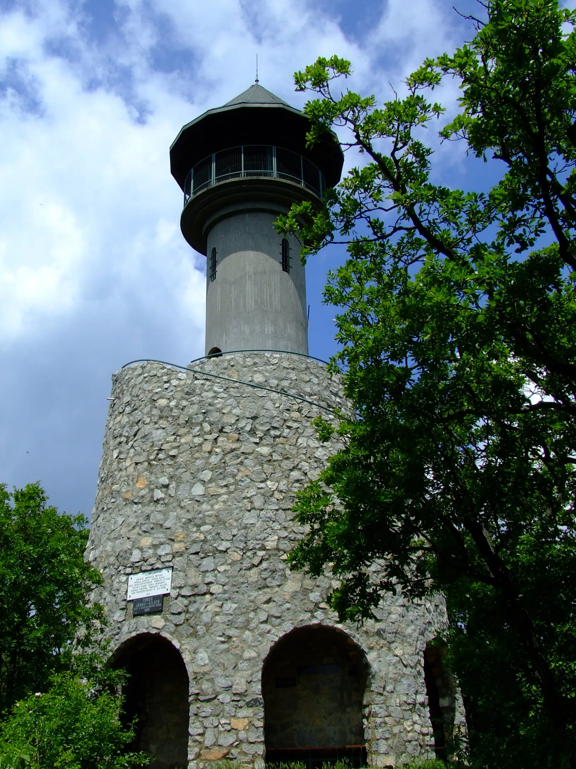 Photo showing: A János-kiltó a Tubesen (612 m). Az eredetileg itt álló kilátó épült 1910-ben Rauch János mű­­­­­­­­­­­­szaki főtanácsos, a Mecsek Egye­­sület alelnöke tervei alap­­­­­­­­­­ján. Nevét tervezőjéről kapta. 1981-ben a tubesi katonai létesítmények építésekor lerombolták, majd egy 1991-es kezdeményezés után 2001-re újjáépítették