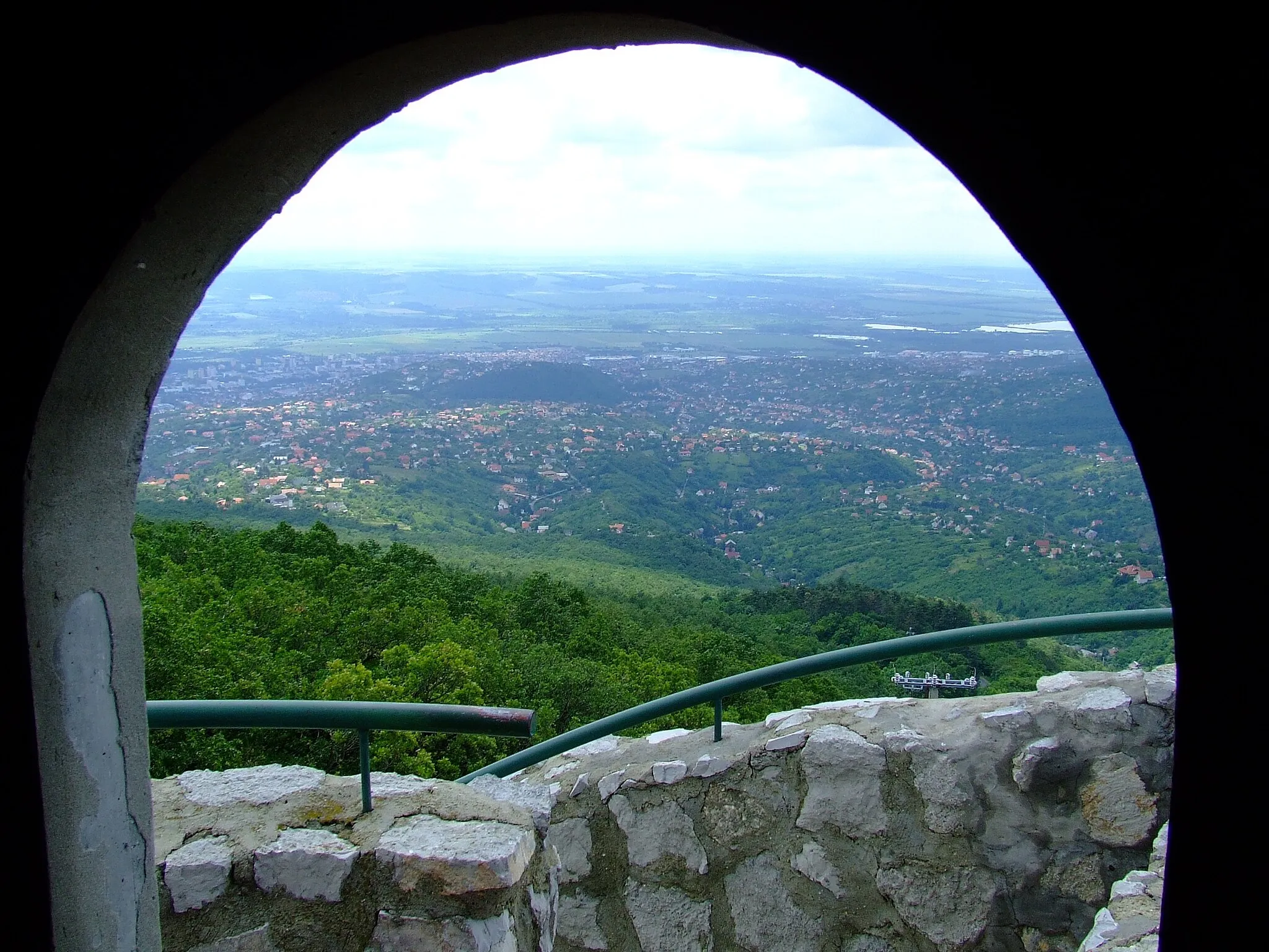 Photo showing: Kilátás a János-kilátó középső szintjéről