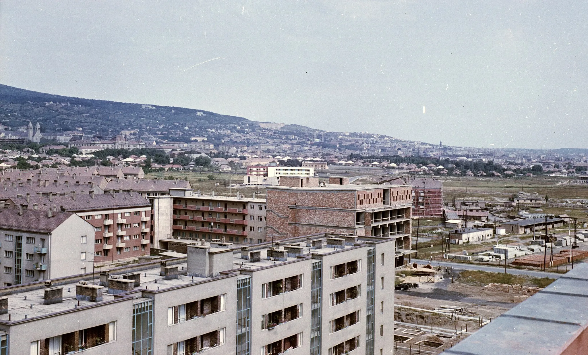 Photo showing: az Esztergár Lajos utca felől a belváros felé nézve. Előtérben az Ybl Miklós utcában az épülő Mecsek Áruház. Pécs.