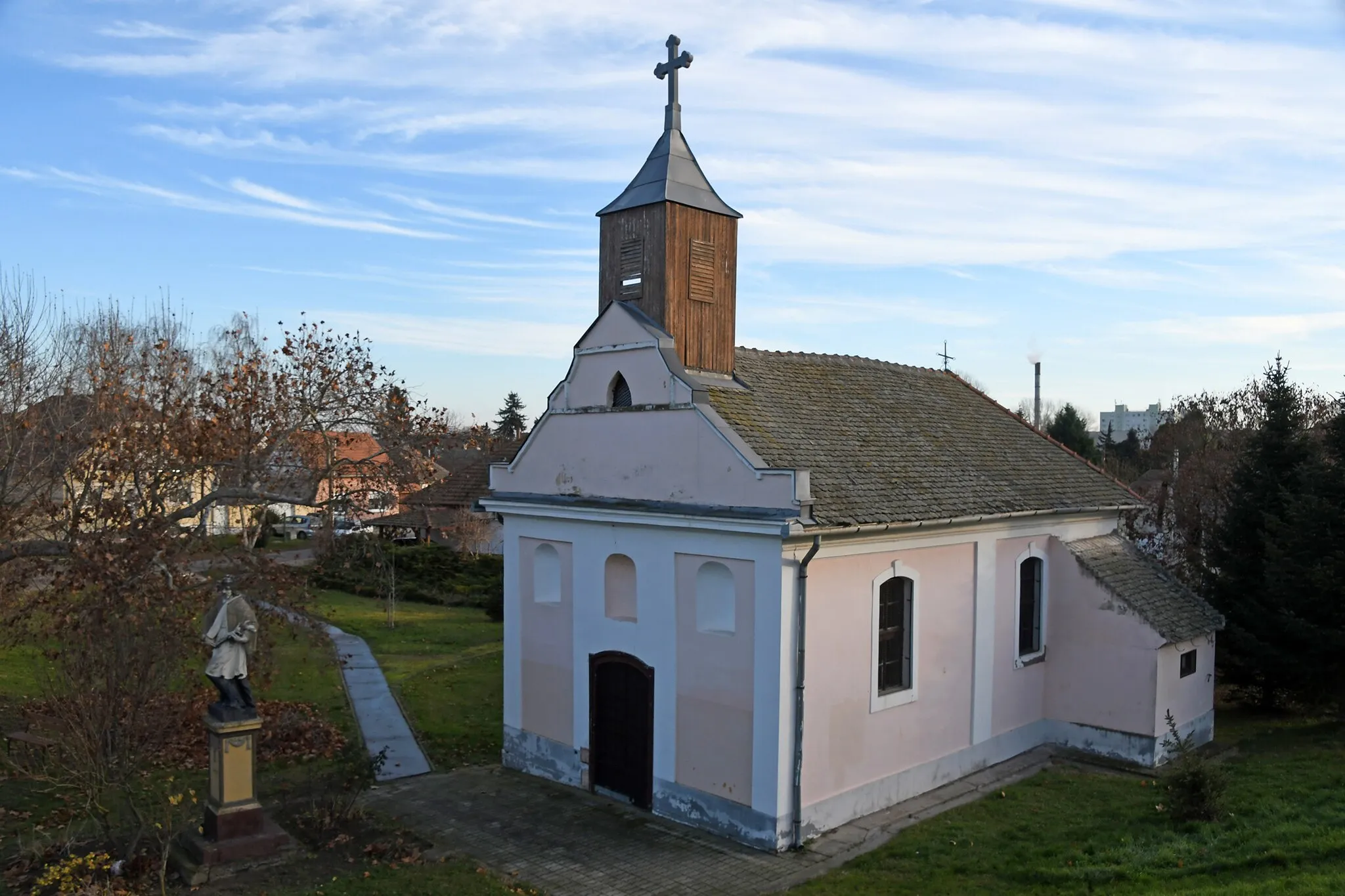 Photo showing: Saint John of Nepomuk chapel in Baja with the statue of the saint in front of it