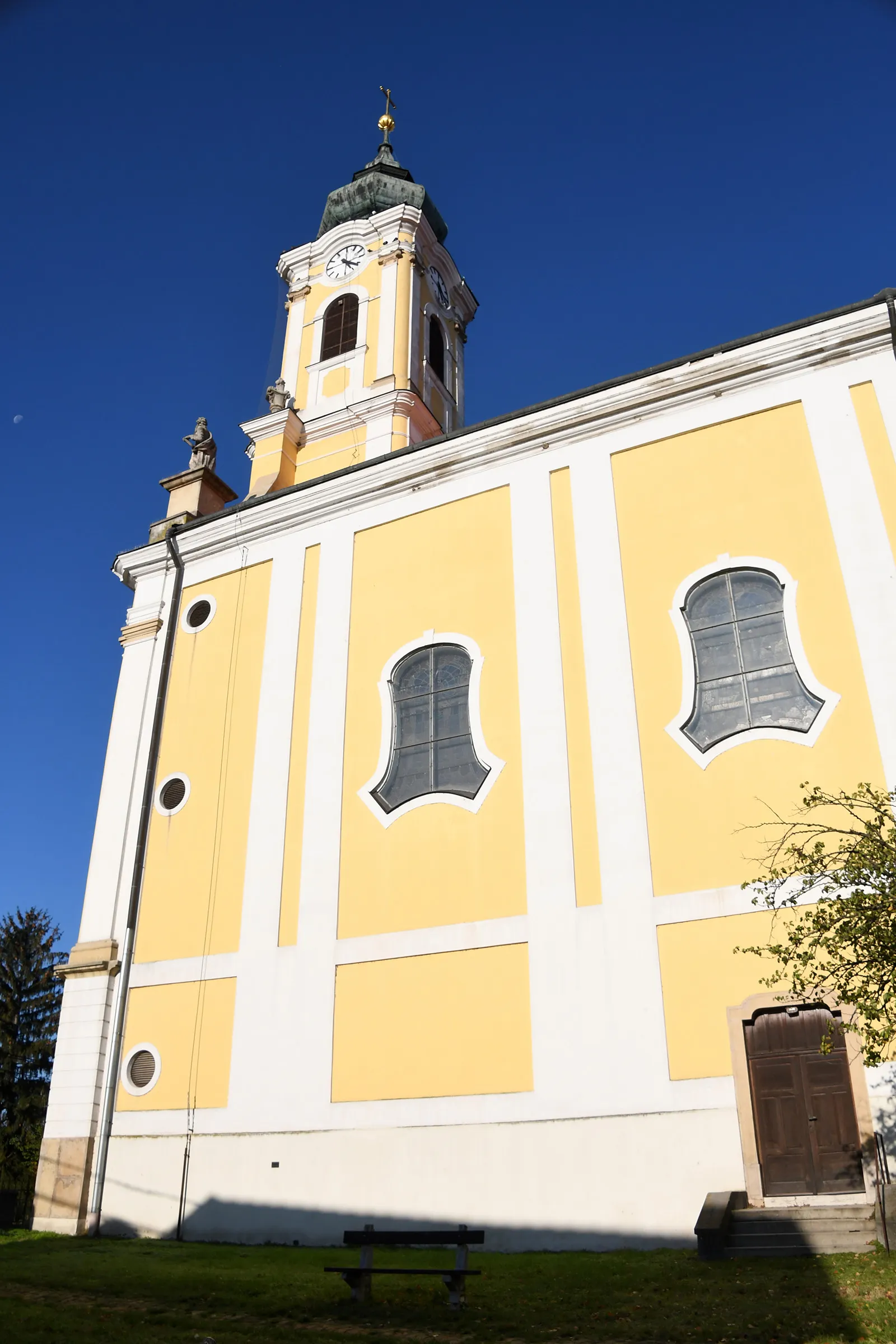 Photo showing: Roman Catholic church in Tolna