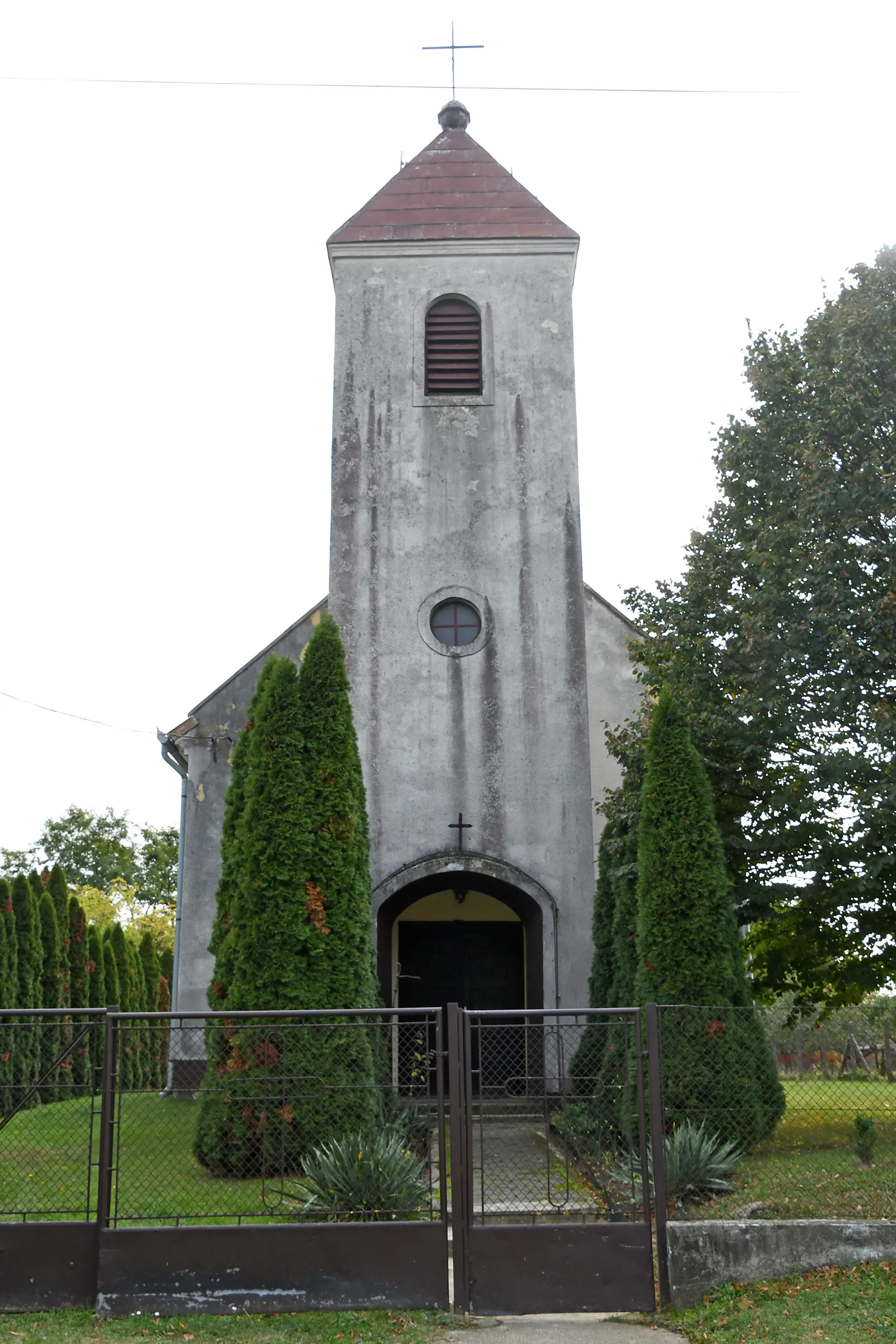 Photo showing: Roman Catholic church in Szegerdő, Hungary