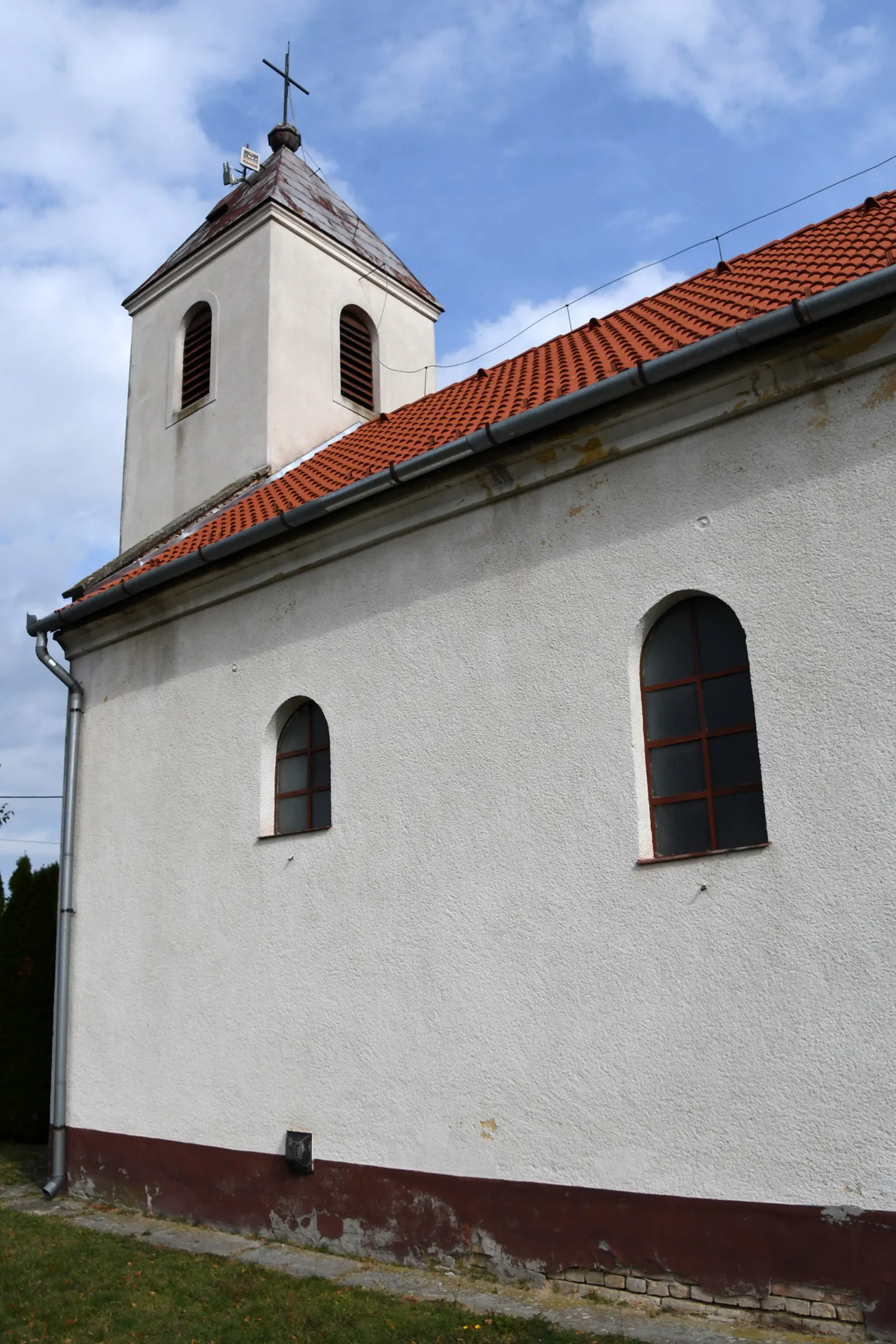 Photo showing: Roman Catholic church in Szegerdő, Hungary