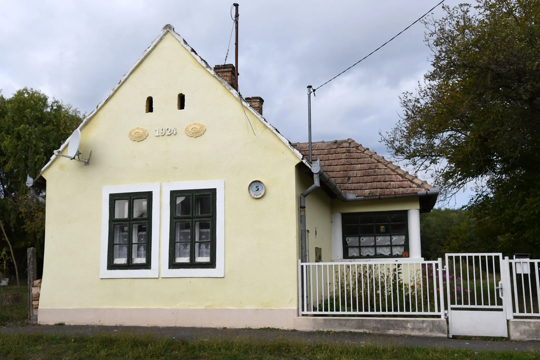 Photo showing: Traditional dwelling-house in Szegerdő, Hungary