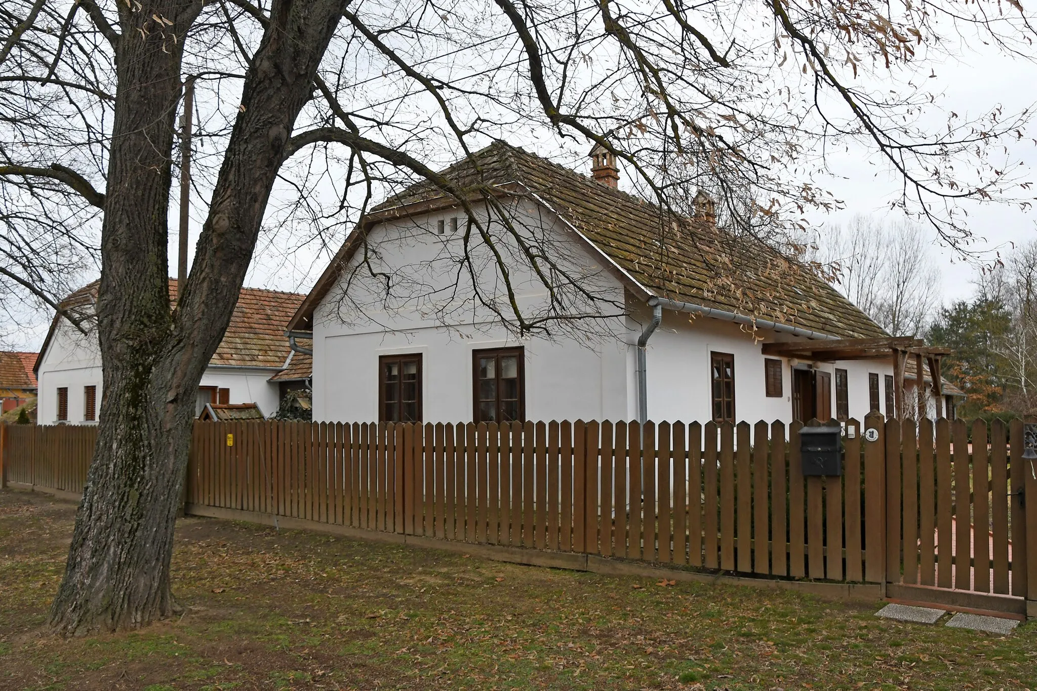 Photo showing: Traditional houses on the main street of Libickozma, Hungary