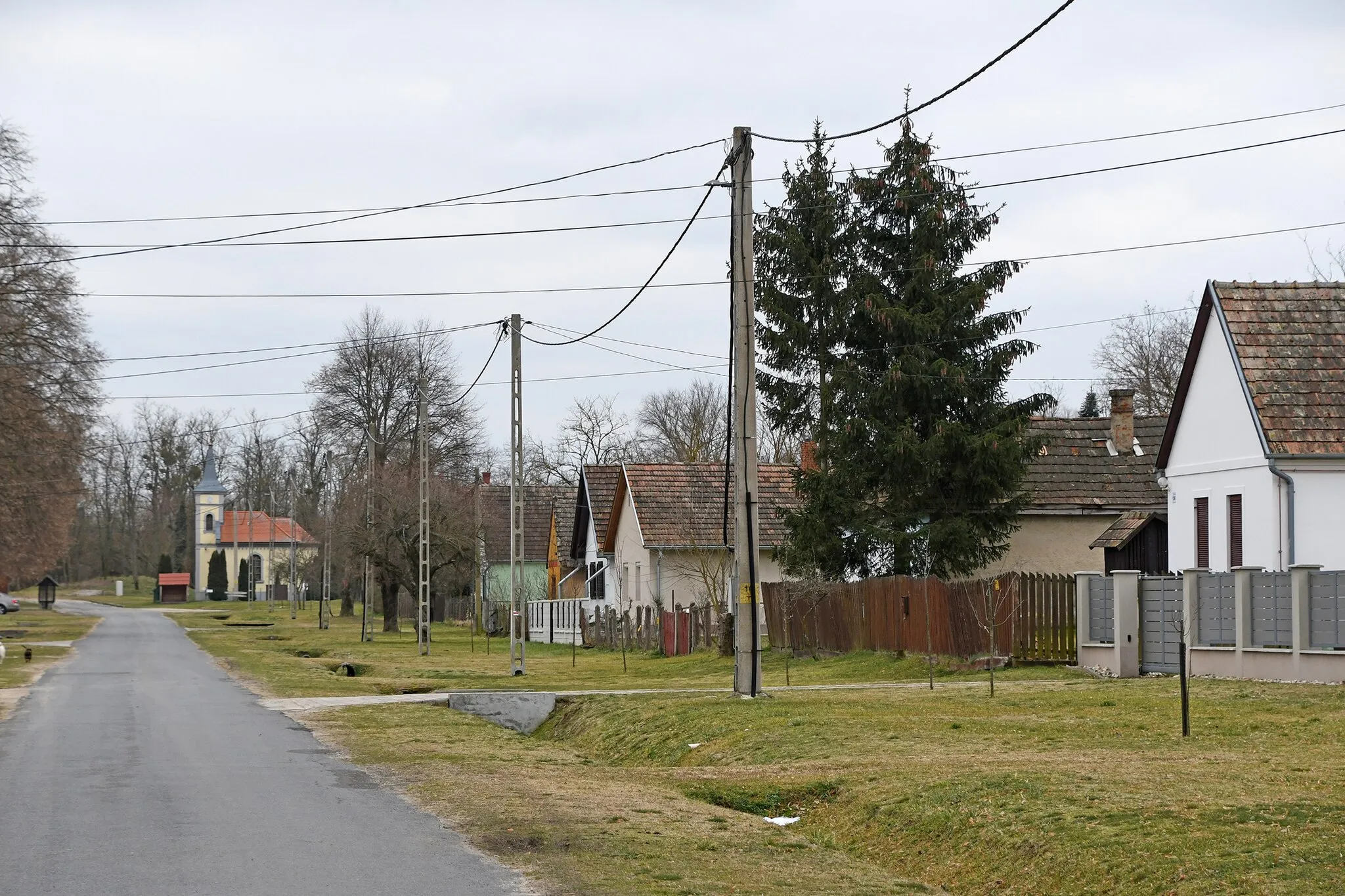 Photo showing: Main street of Libickozma, Hungary