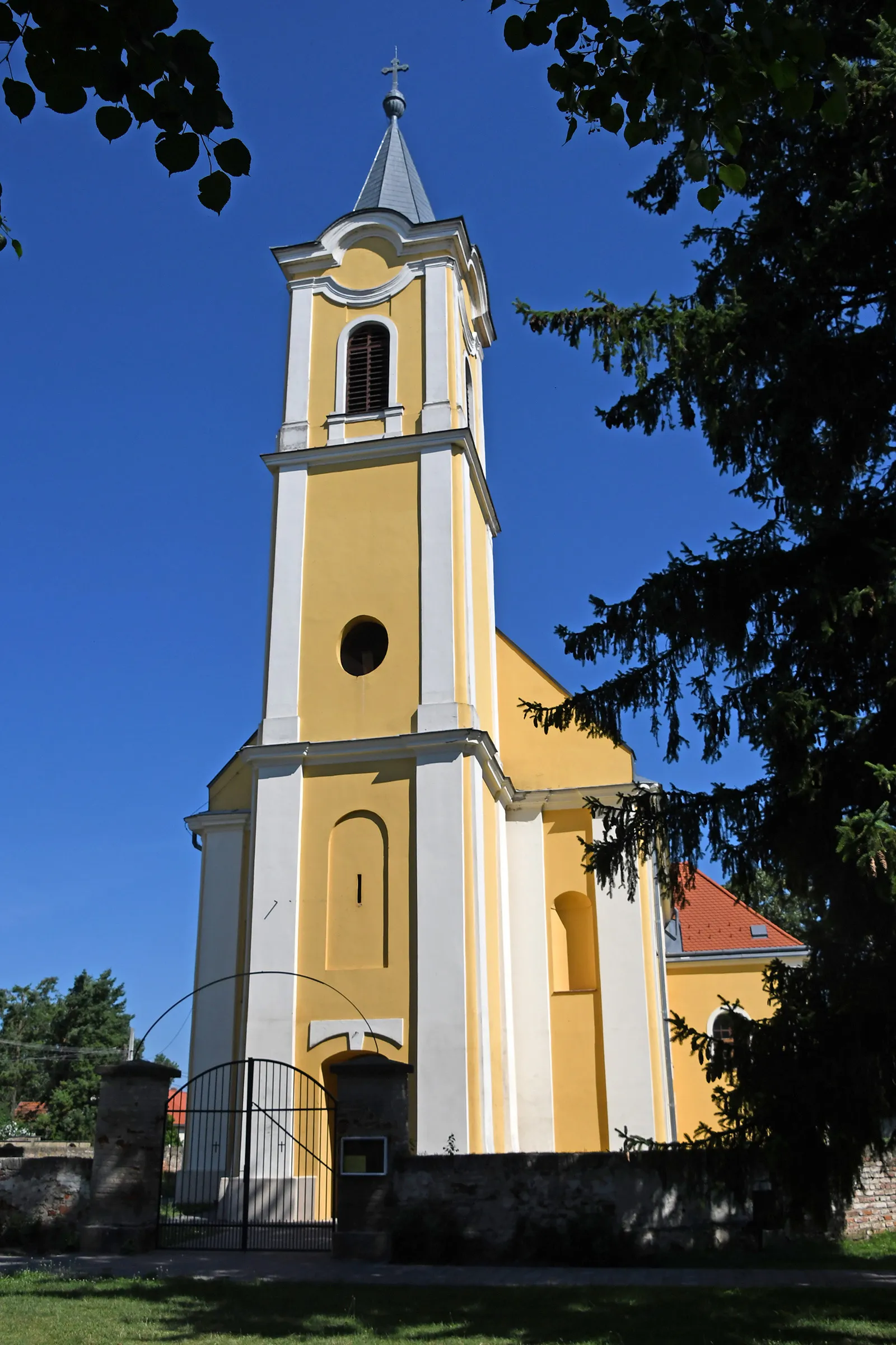 Photo showing: Roman Catholic church in Somogysárd, Hungary