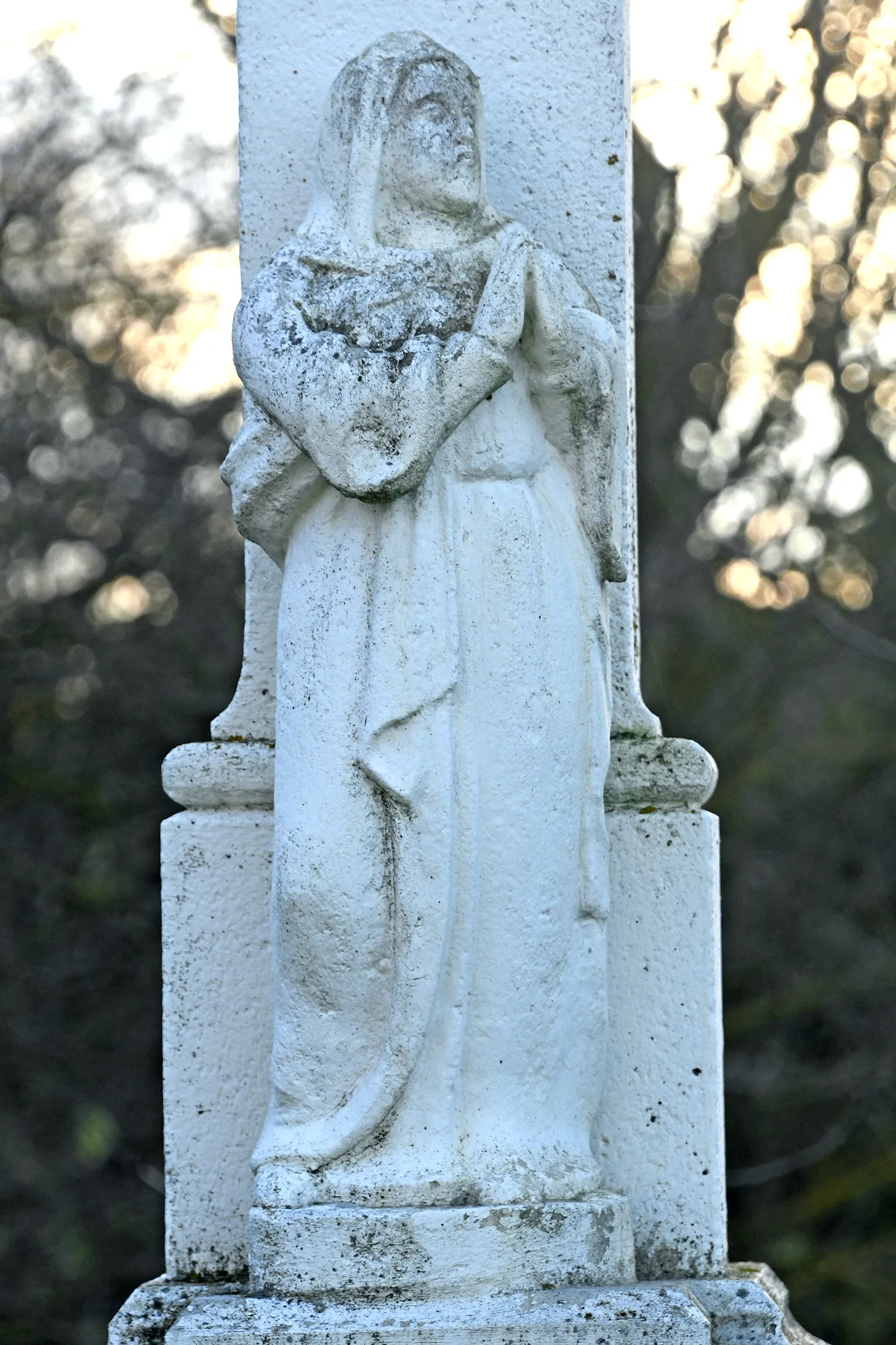 Photo showing: Crucifix in the Roman Catholic churchyard in Gyugy, Hungary