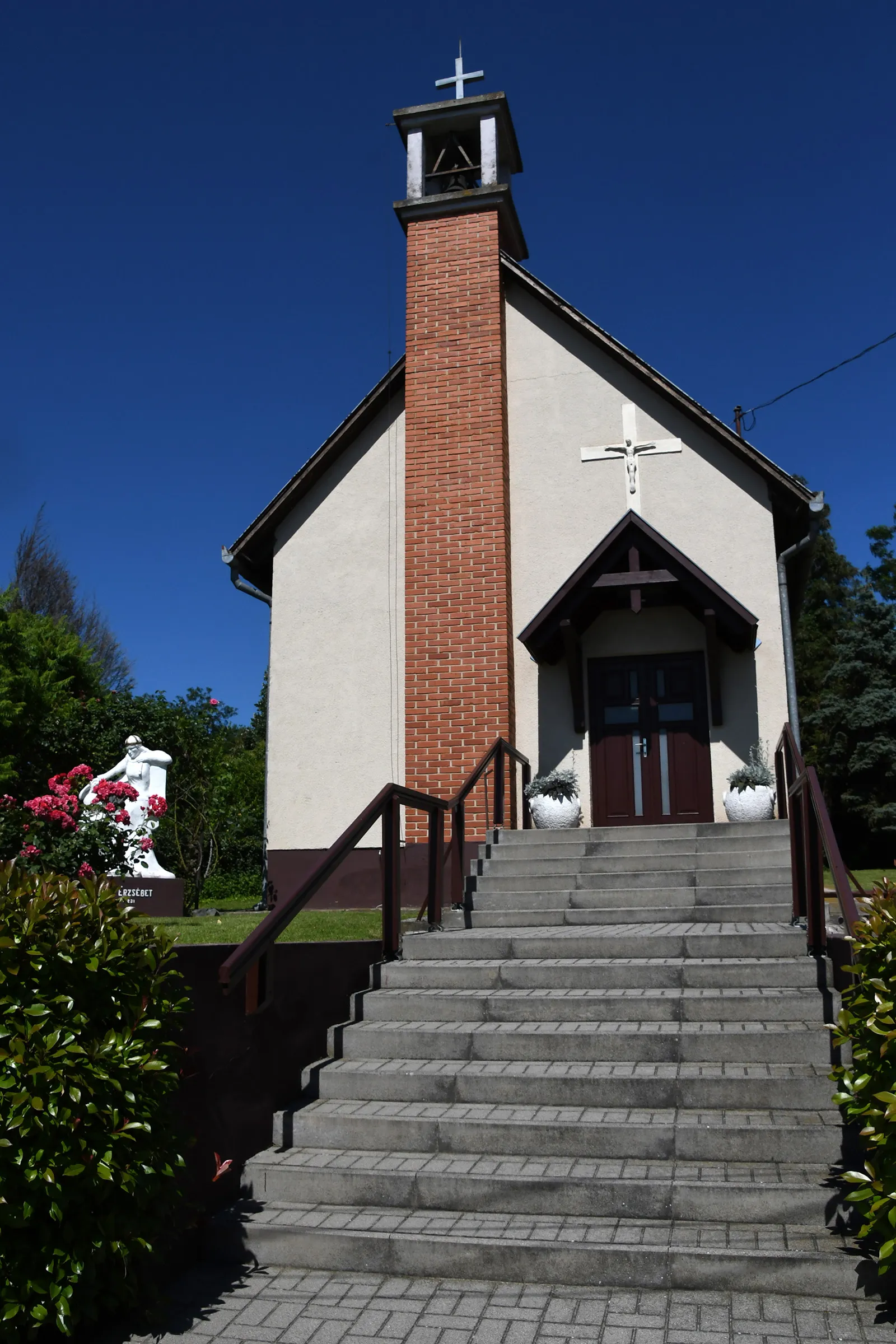 Photo showing: Roman Catholic church in Lulla, Hungary