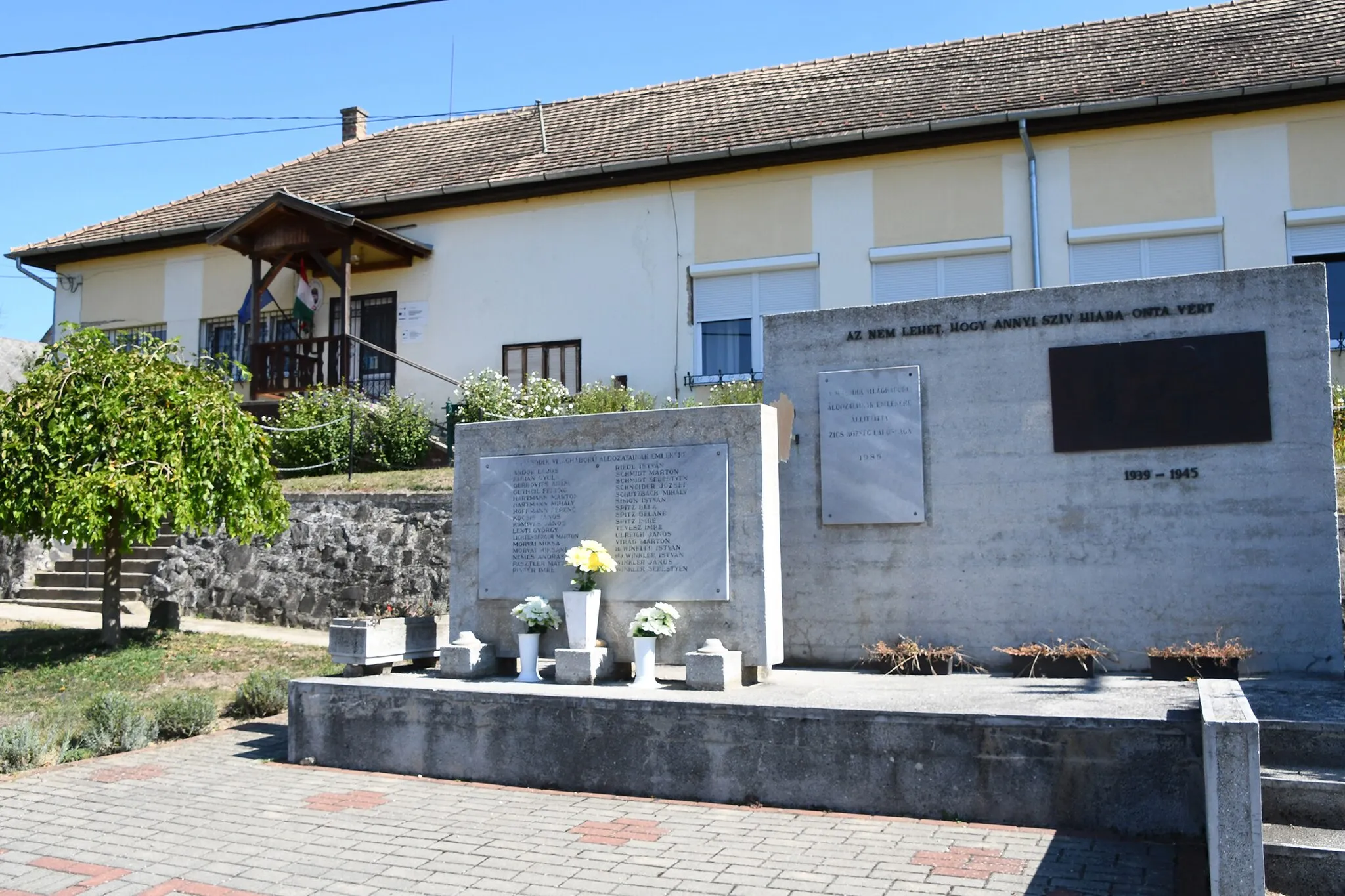 Photo showing: Village hall and World War II memorial in Zics, Hungary