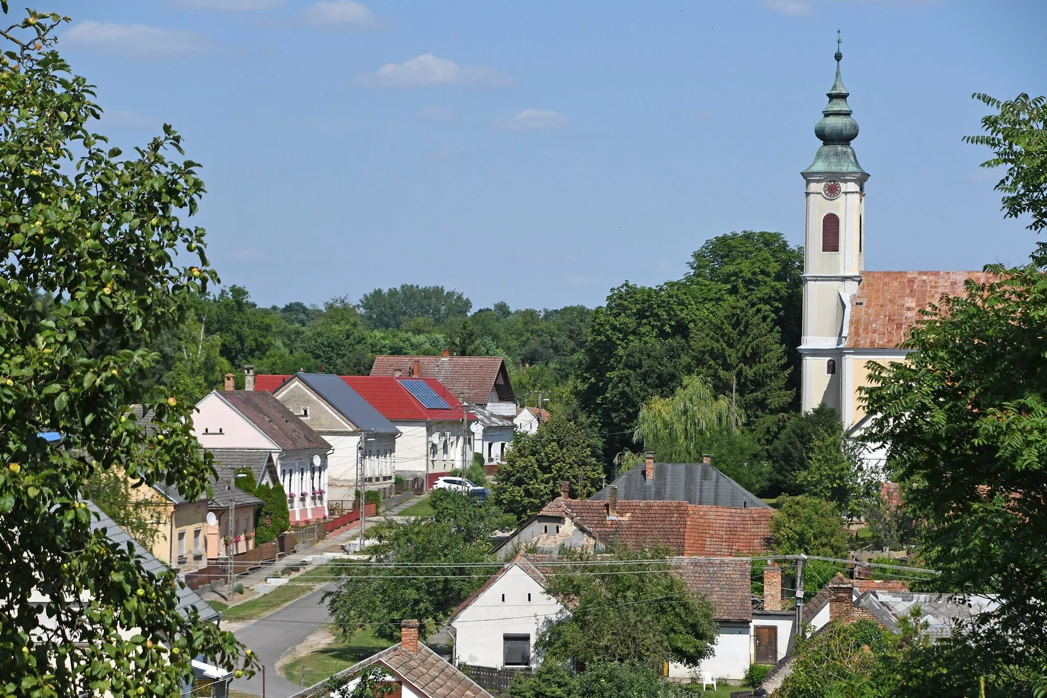 Photo showing: Kálvin Street with the Calvinist church in Somogyjád, Hungary