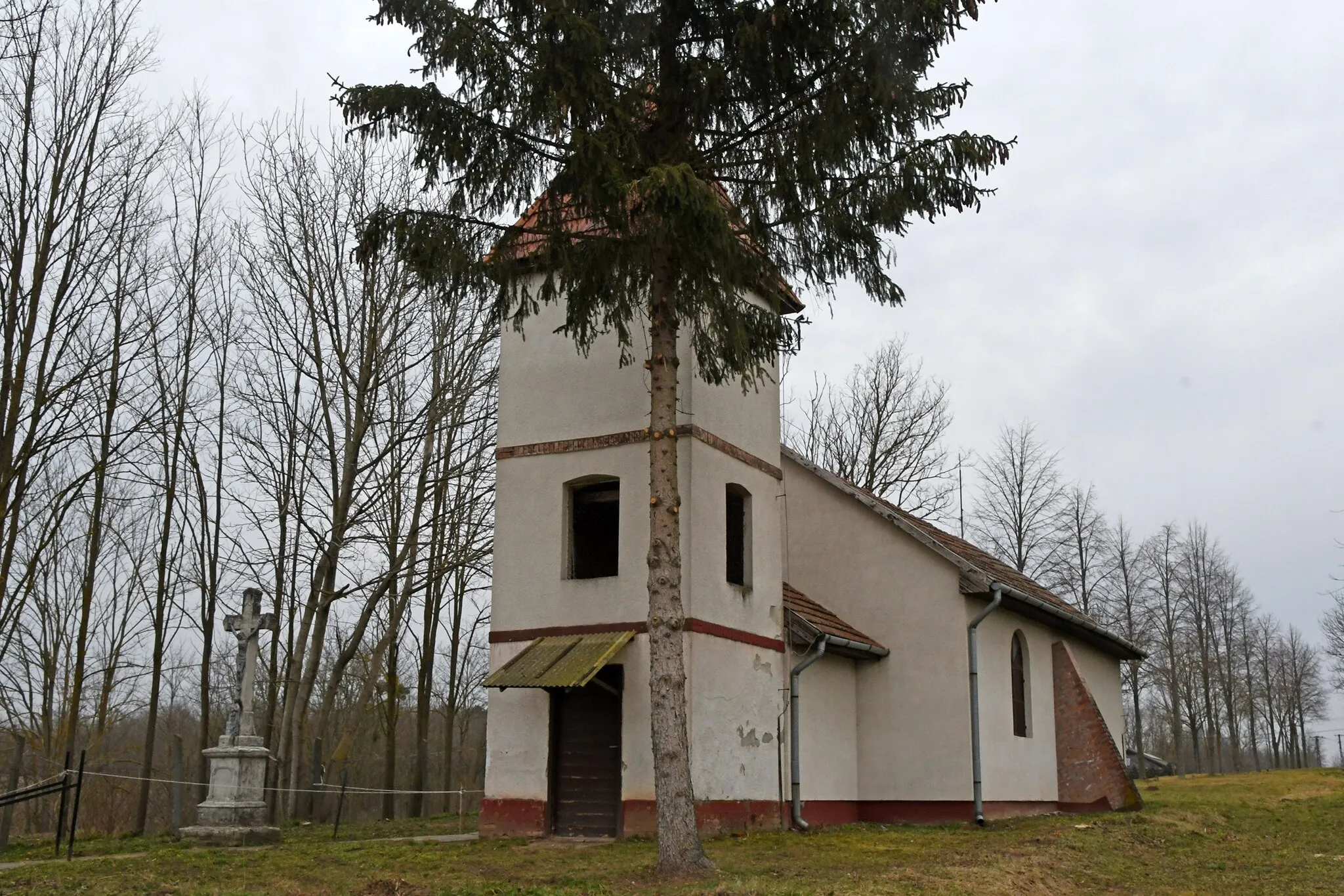 Photo showing: Roman Catholic church in Magyaregres, Hungary
